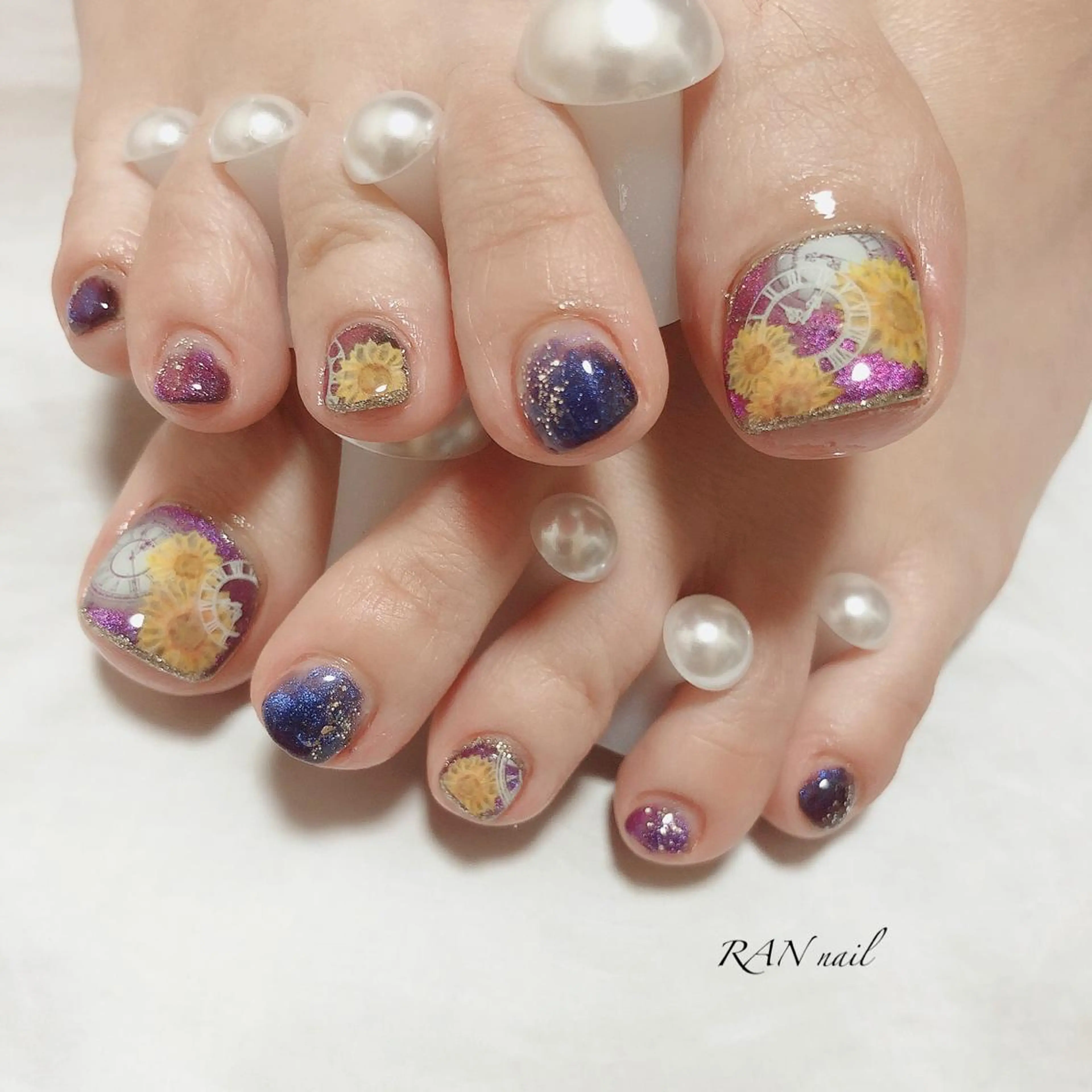 ネイル ブルー フットネイル ジェルネイル ゴールド キラキラネイル RAN nail 〜ランネイル〜所属・RAN nailのネイルデザイン