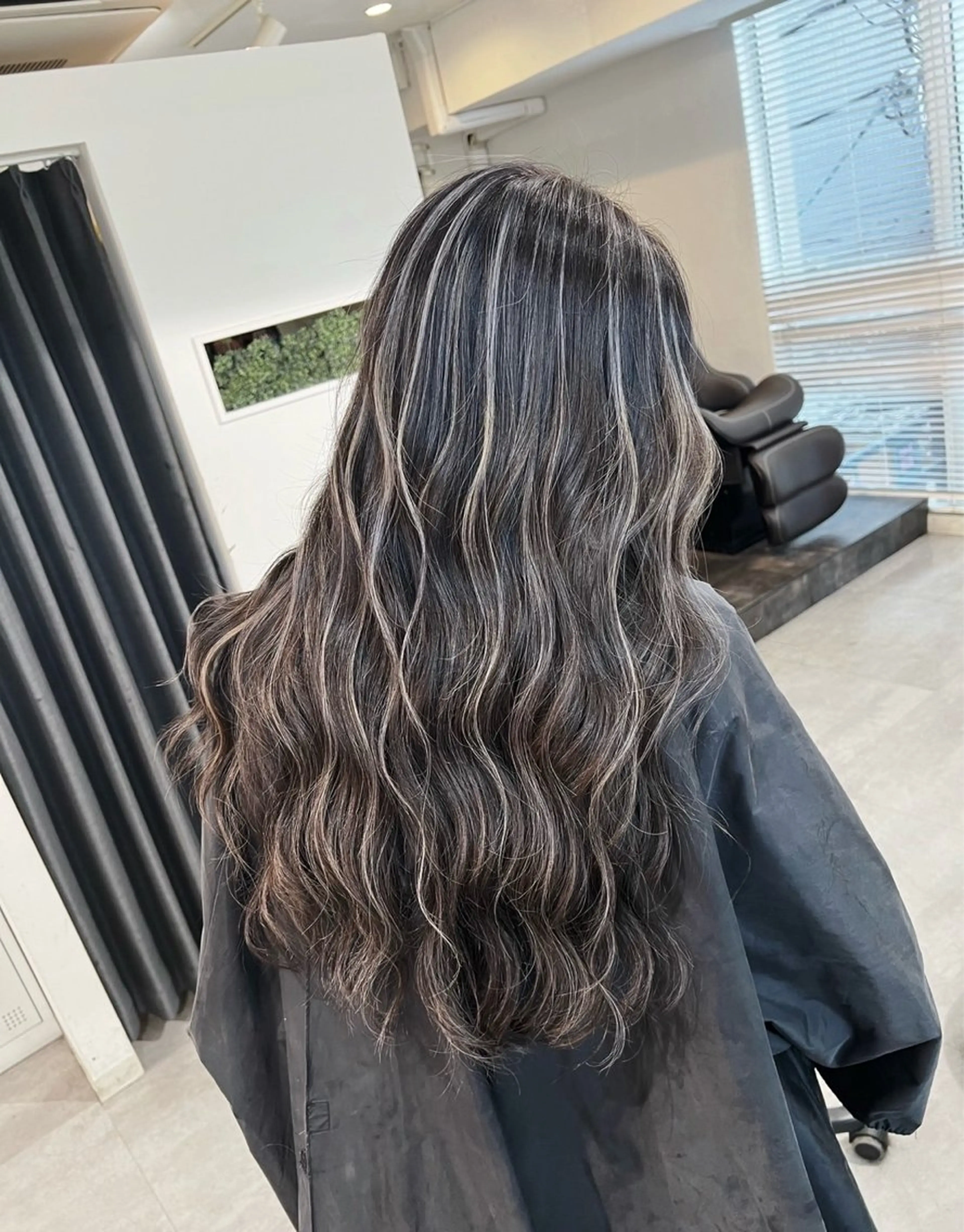 ロング カラー ダークグレー ダークグレージュ グレージュ ハイライトカラー ハイライト ヘアカラー トリートメント ROBIN所属・指名数No.1 /NAOYAのヘアスタイル