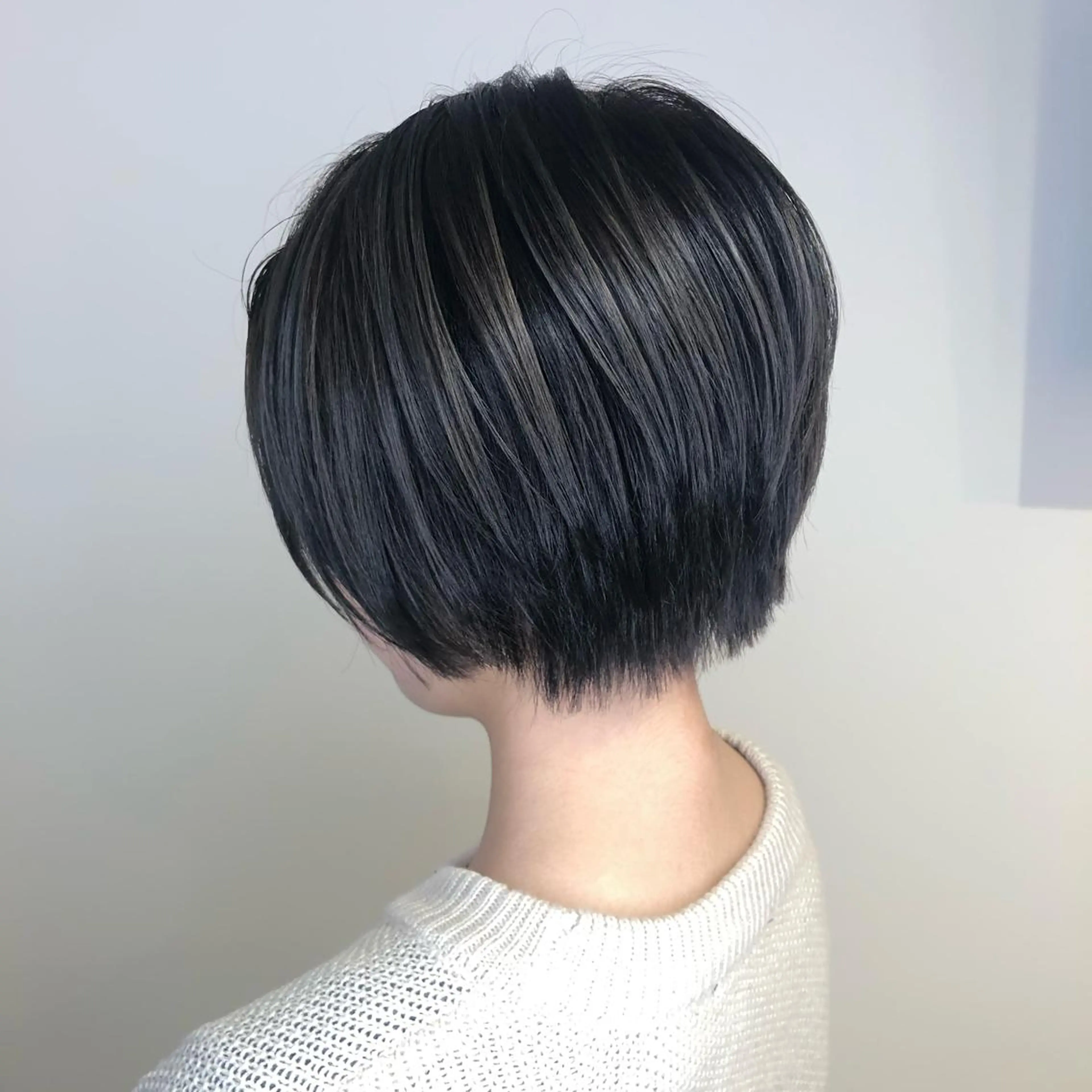 ショート カラー ウルフカット／吉村 桃子のヘアスタイル