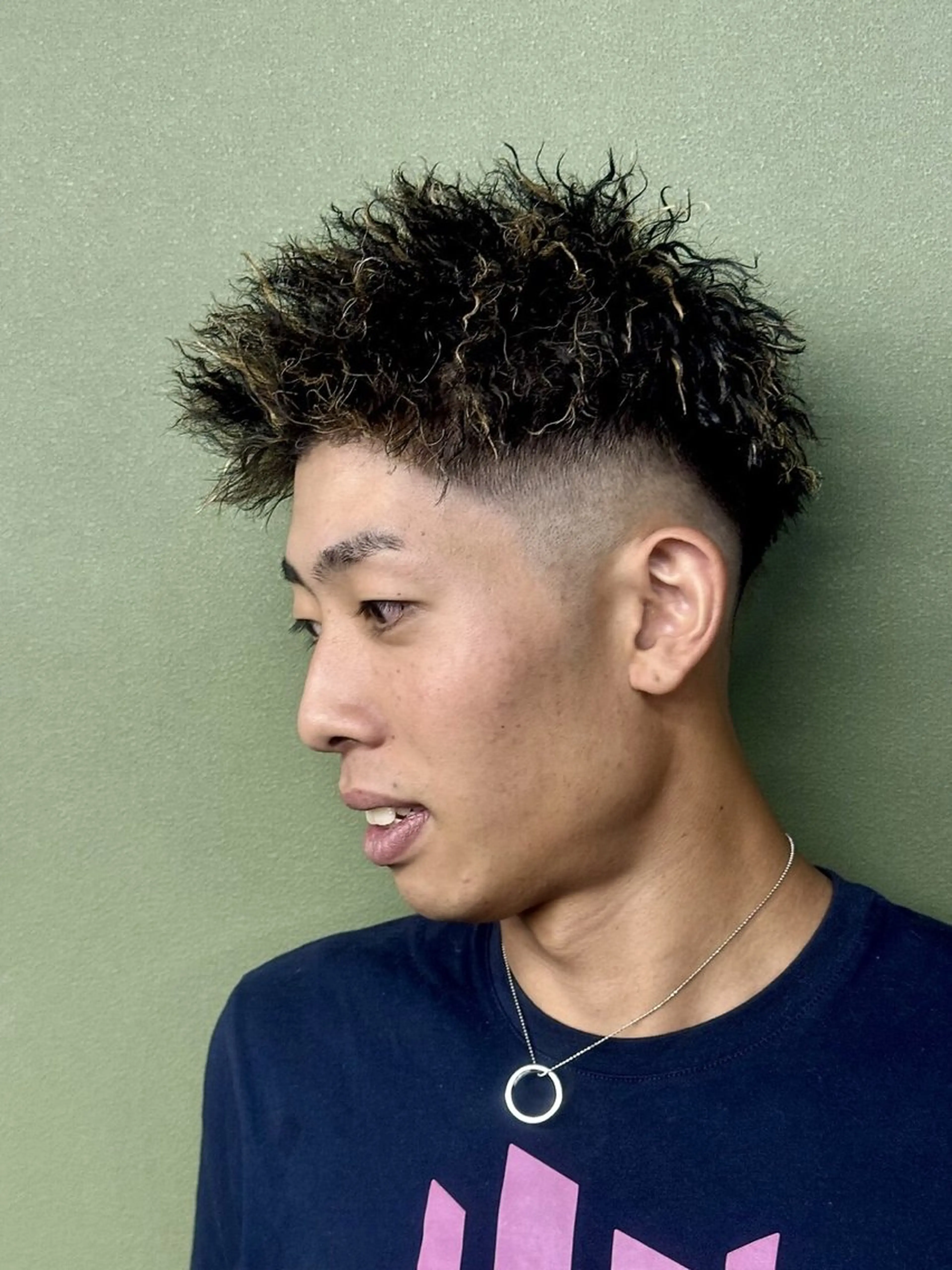 ショート パーマ メンズ 三谷 仁のヘアスタイル