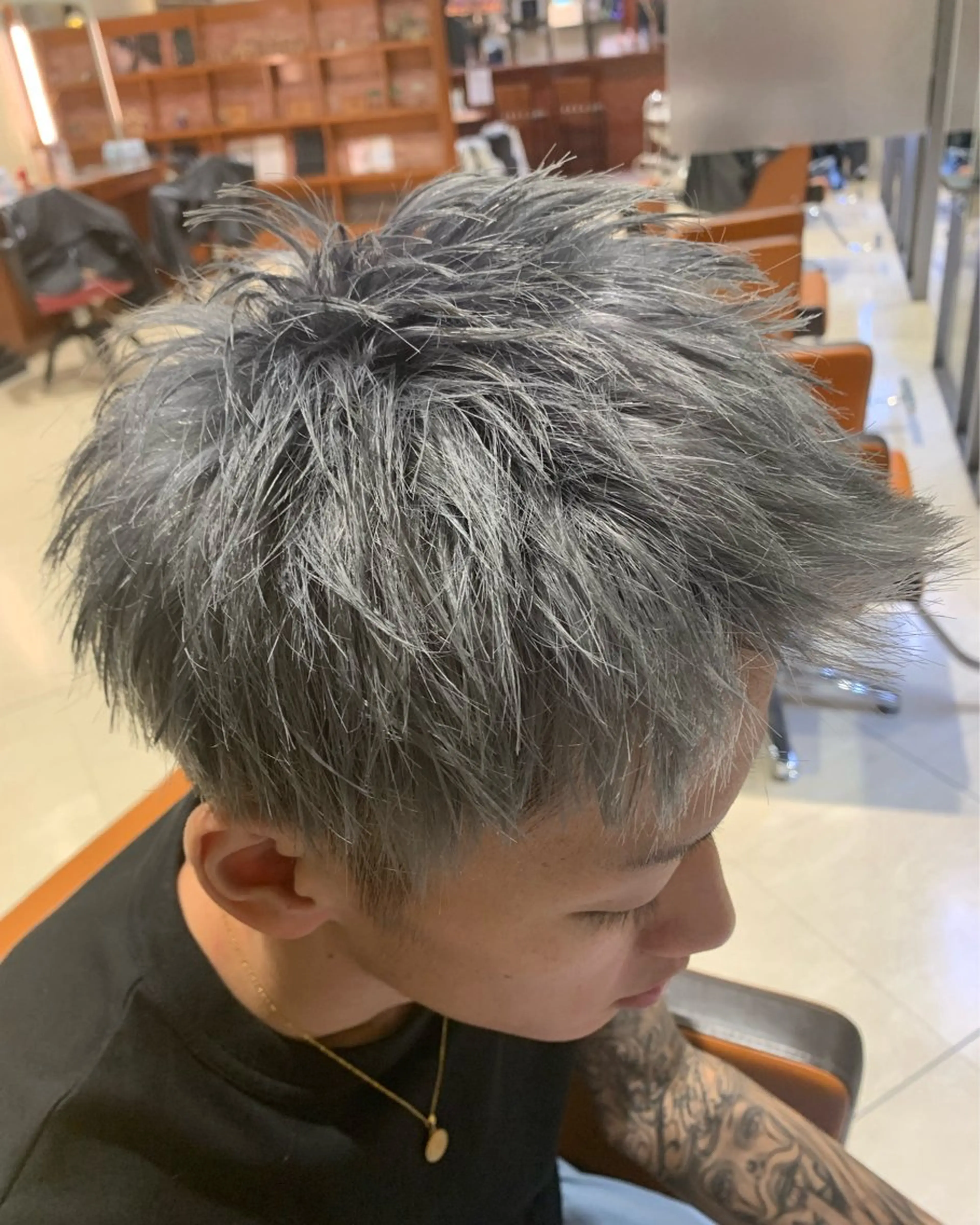 カラー メンズ メンズブリーチ ブリーチ シルバー LA.DONNAADDESSO所属・山中 翔平のヘアスタイル