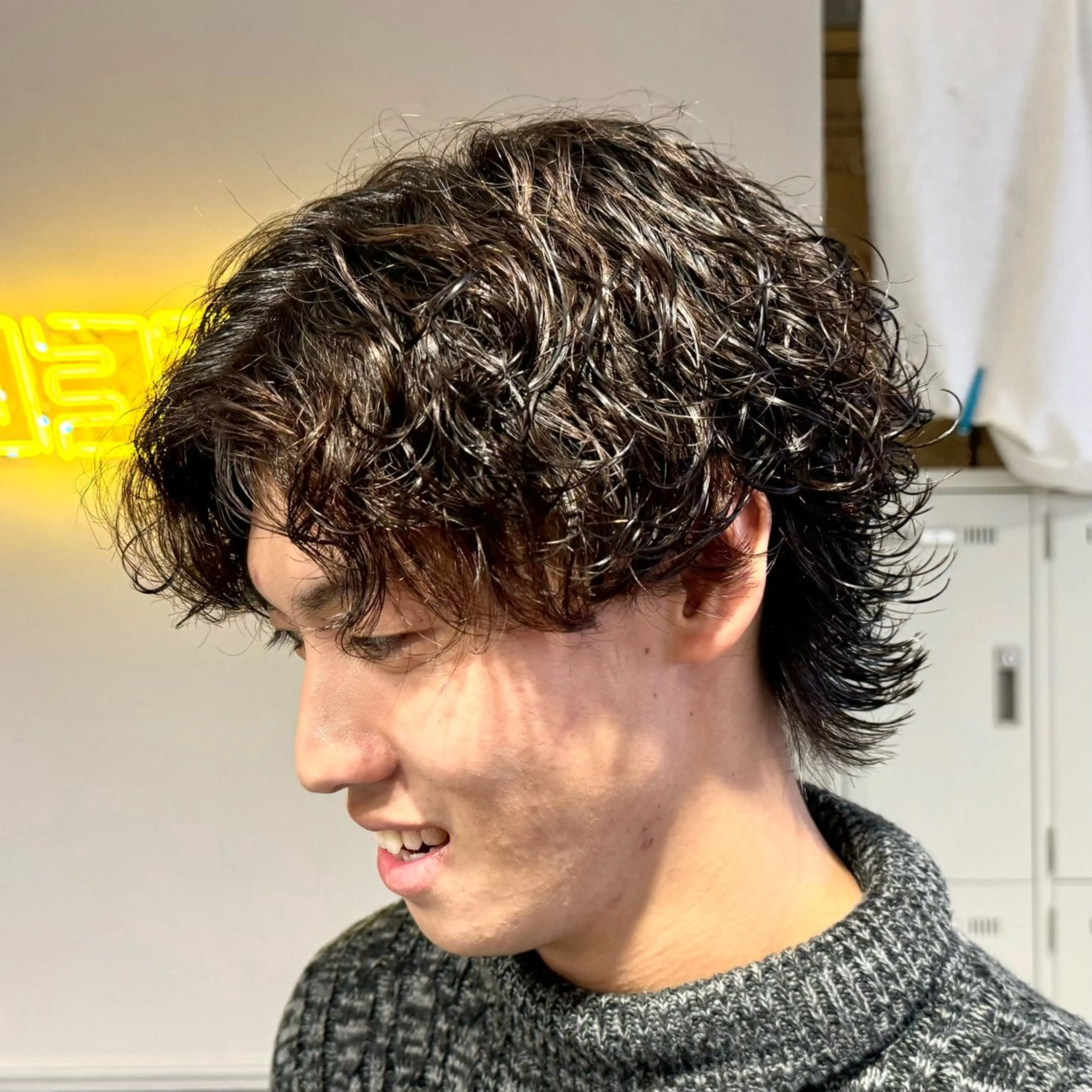 ミディアム パーマ ヘアアレンジ メンズ ミディアムパーマ メンズパーマ 波巻きパーマ 顔まわりカット の達人のヘアスタイル