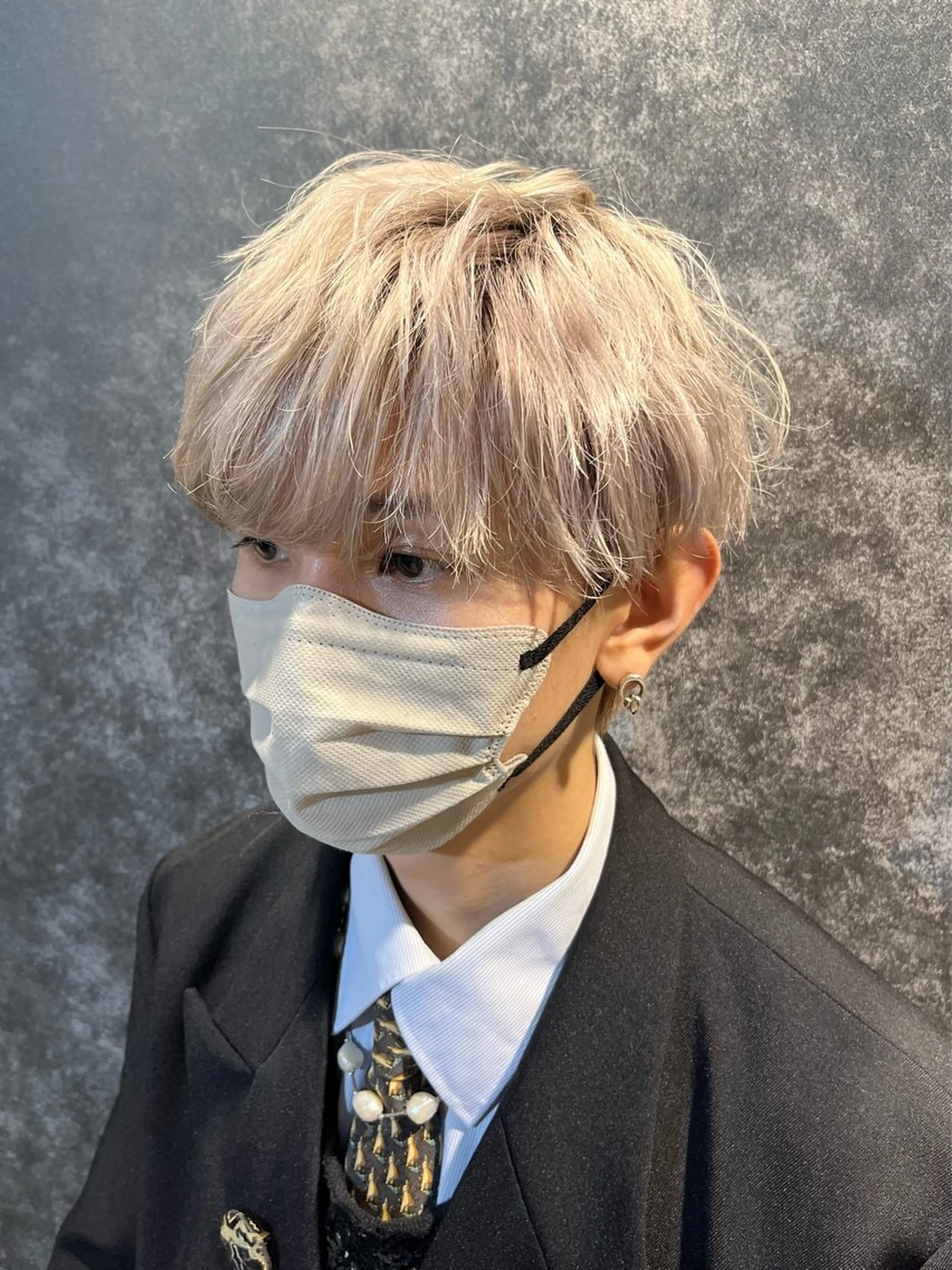 ショート カラー パーマ メンズ マッシュ ベージュカラー ホワイトベージュ ショートヘア 【センターパート/ マッシュ】ryokaのヘアスタイル