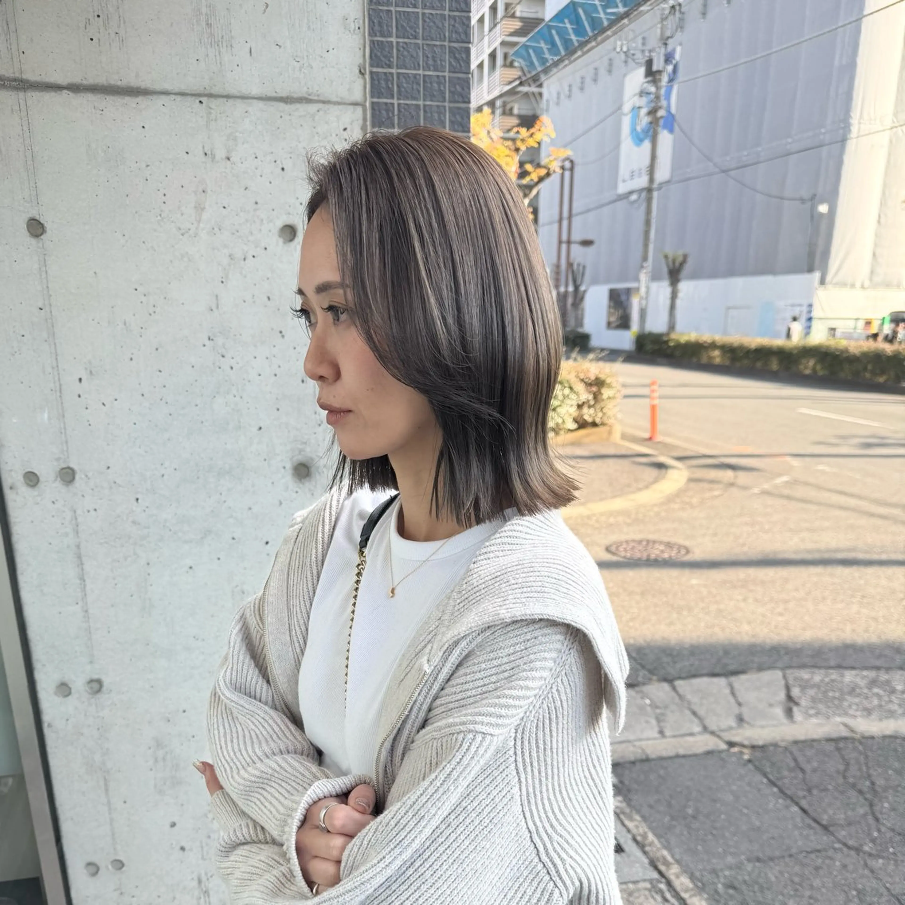 ミディアム アッシュ アッシュグレー カット ヘアカラー トリートメント 会田有紀 /切りっぱなしボブのヘアスタイル