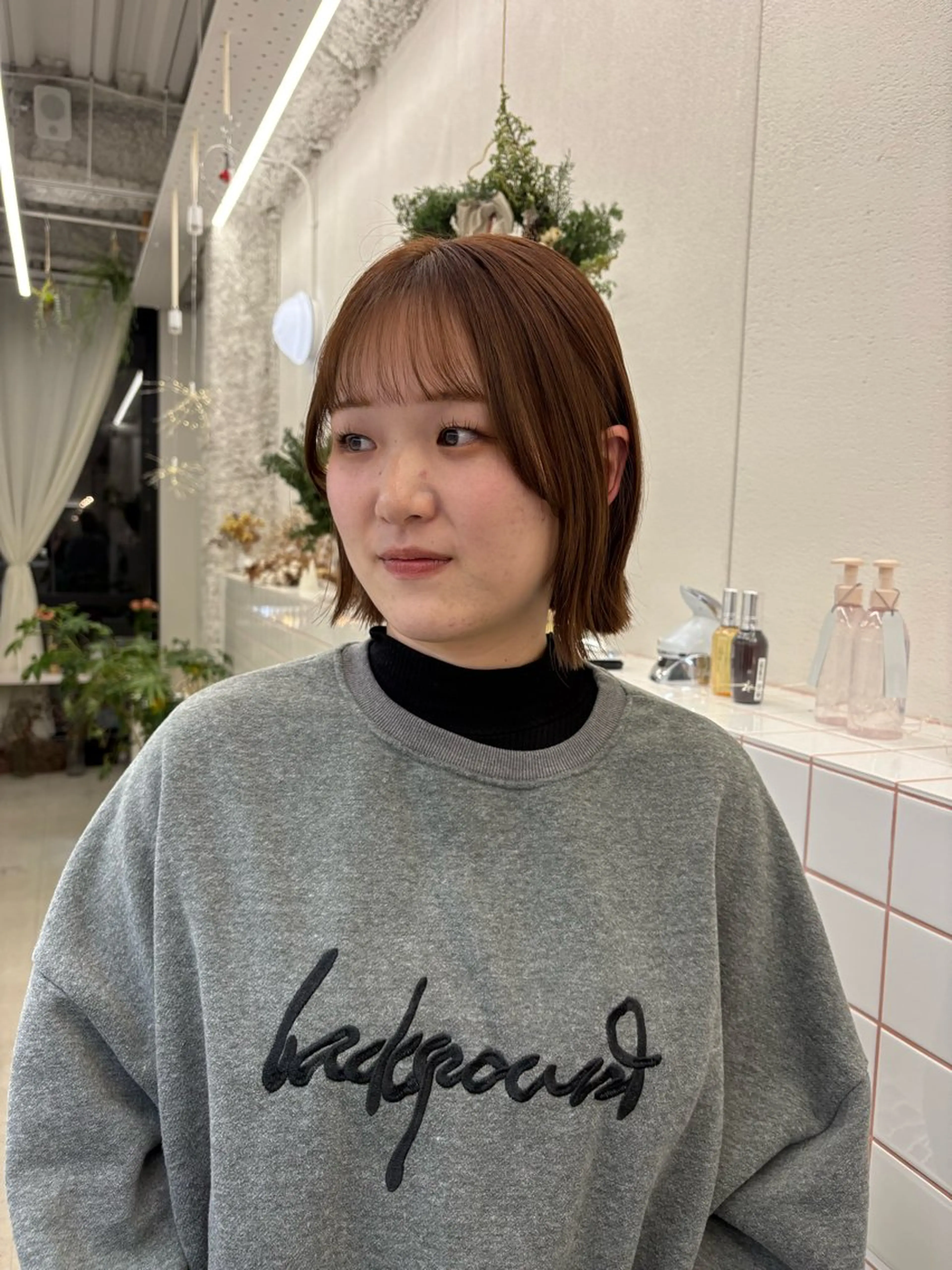 ミディアム カラー ボブ 外ハネヘア カット ヘアカラー トリートメント NIKO/名古屋/ 伏見/花屋併設のヘアスタイル