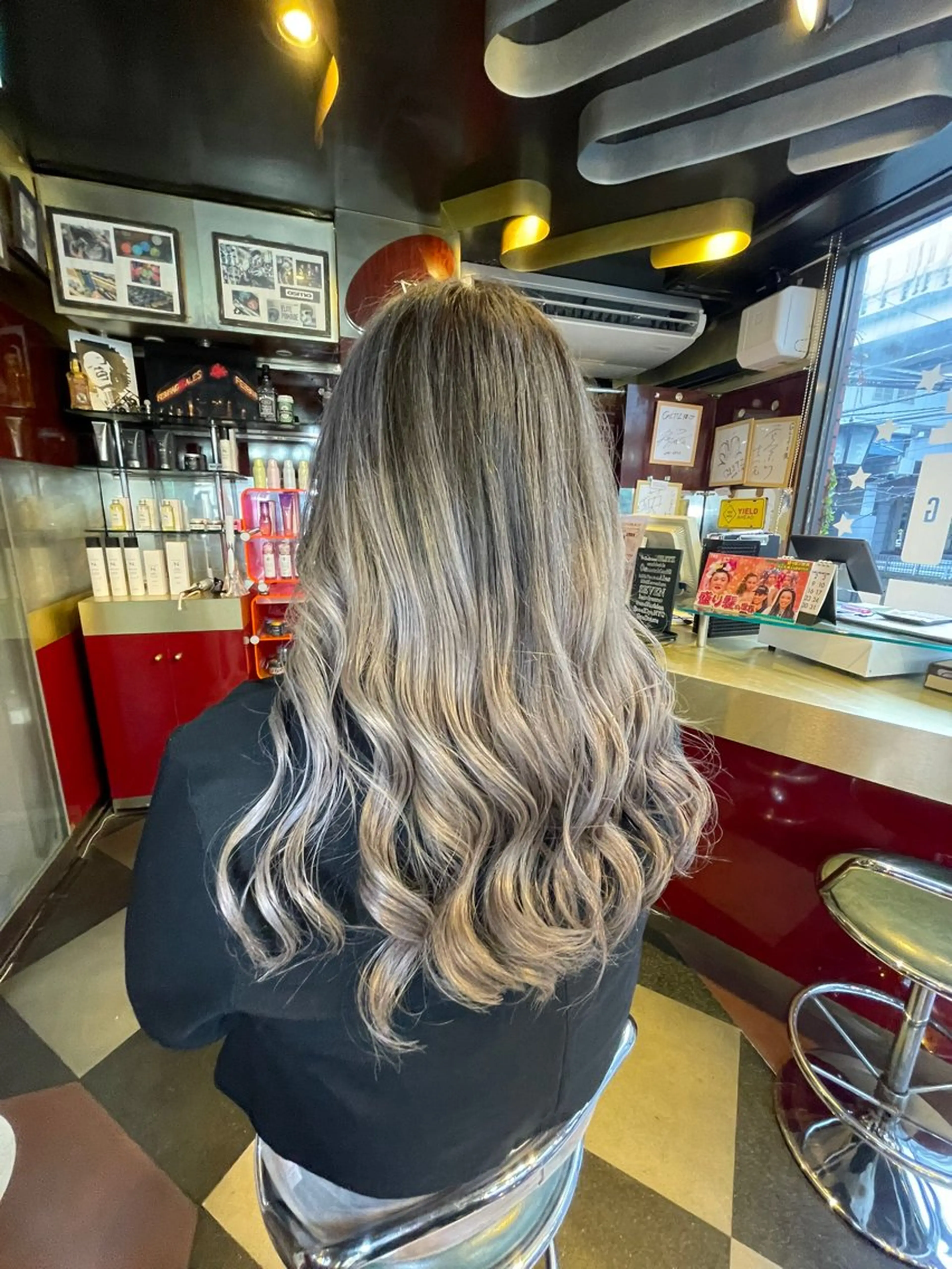 セミロング カラー バレイヤージュ デザインカラー シルバー レイヤーカット 👑派手髪/カット 👑ANRYのヘアスタイル