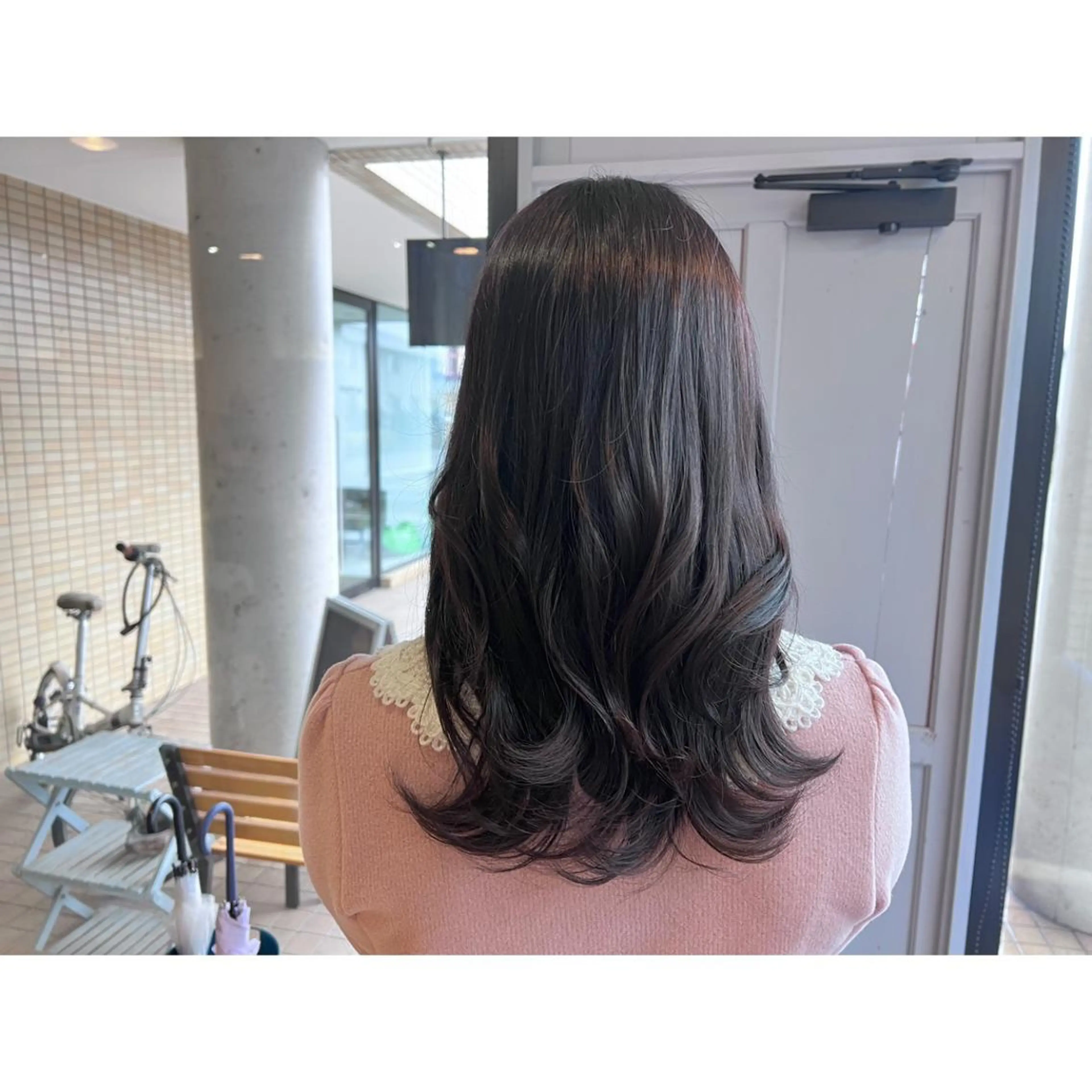 ロング カラー 黒髪 ボルドーカラー ヘアカラー トリートメント ツキダテ ユイのヘアスタイル