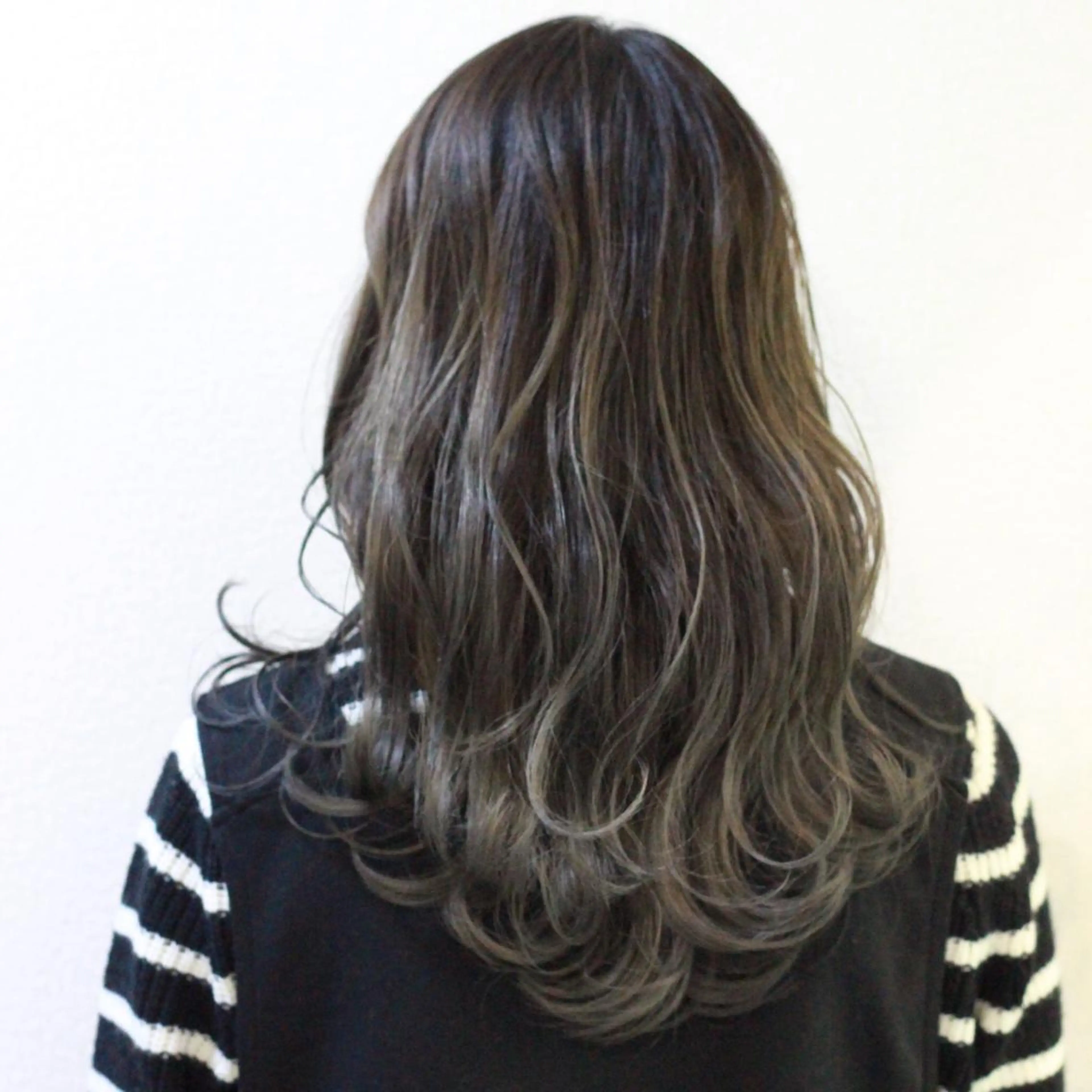 セミロング カラー バレイヤージュ グレージュ レイヤーカット カット Viage （ビアージュ）のヘアスタイル