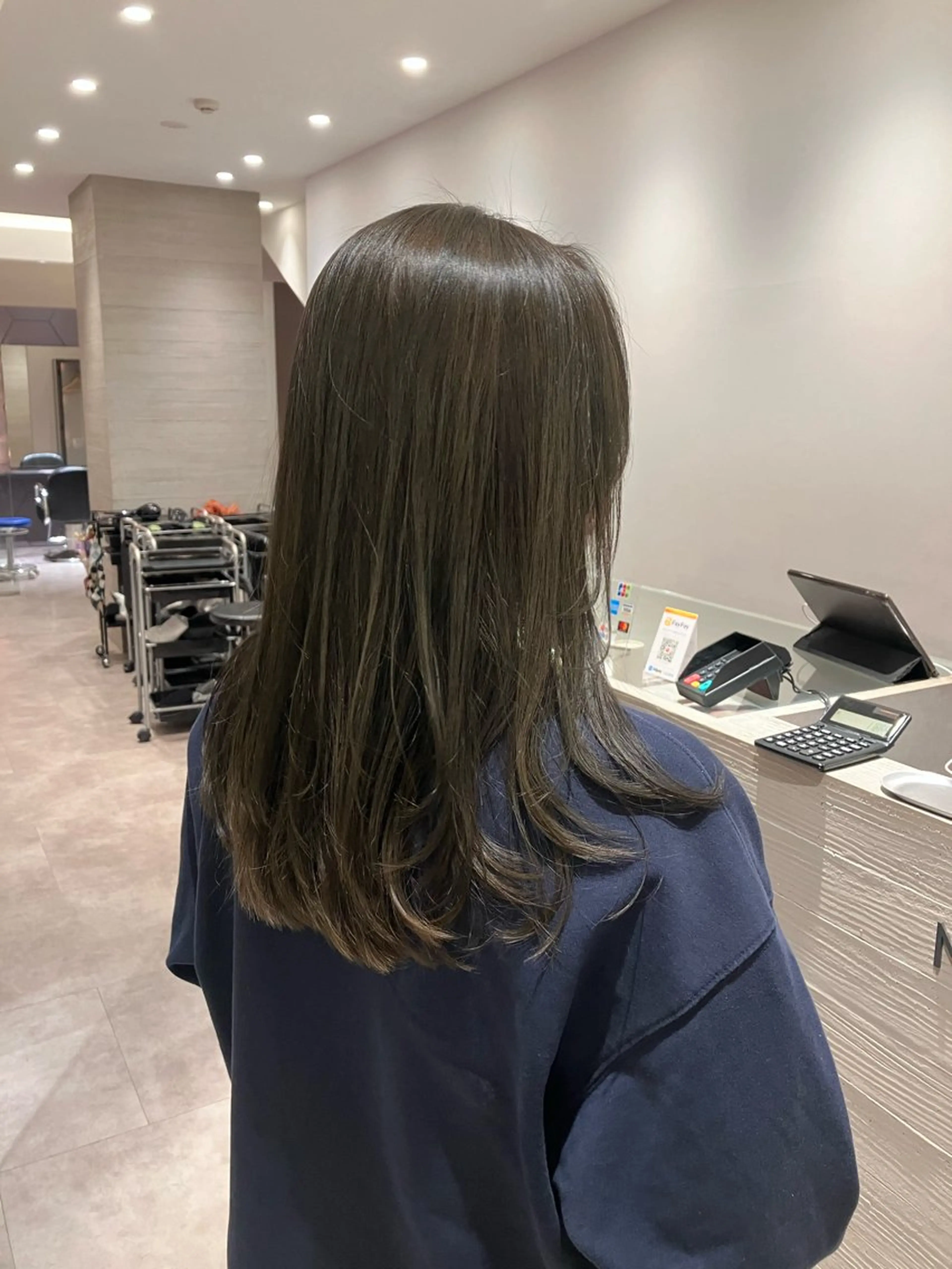 ロング カラー アッシュ オリーブアッシュ レイヤーカット サキ🤍ハイトーン 🩰くびれ巻きヘアのヘアスタイル