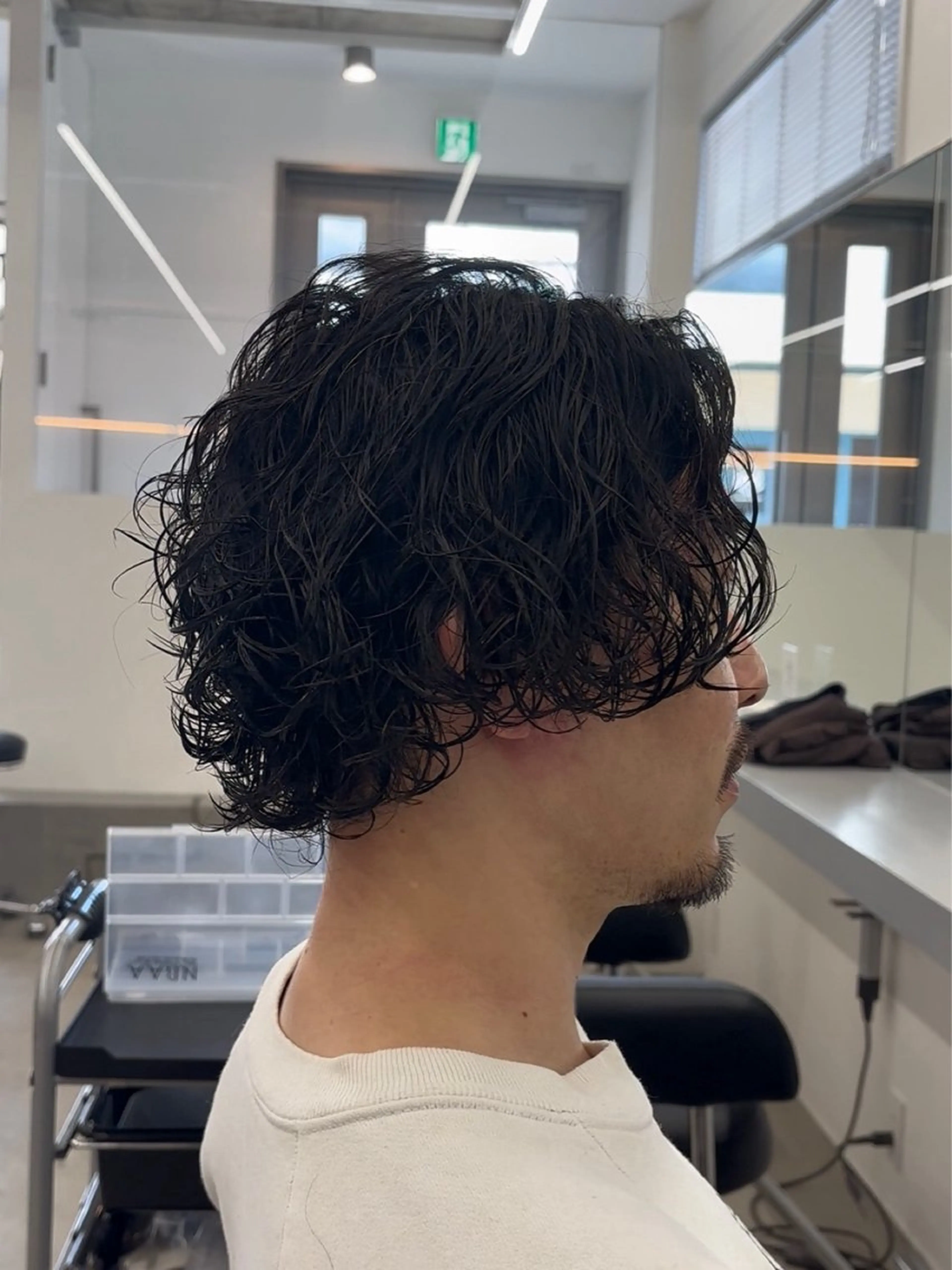 ミディアム パーマ メンズ ミディアムパーマ メンズパーマ ツイストスパイラルパーマ スパイラルパーマ カット パーマ なりたひろと / フェザーパーマのヘアスタイル