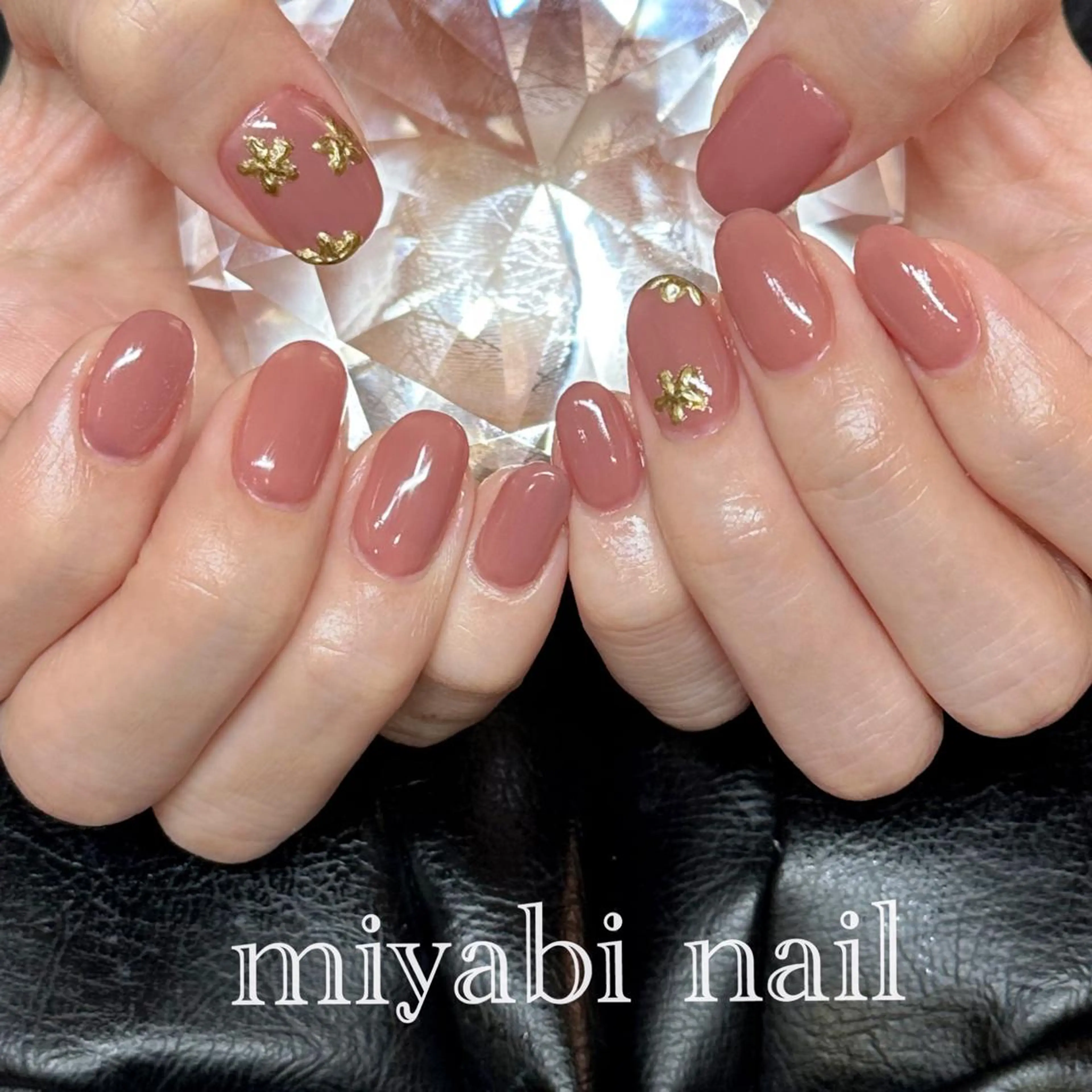 ネイル アートネイル ブラウン フラワーネイル ジェルネイル ゴールド ハンドネイル miyabi nail 桂川駅近くのネイルデザイン