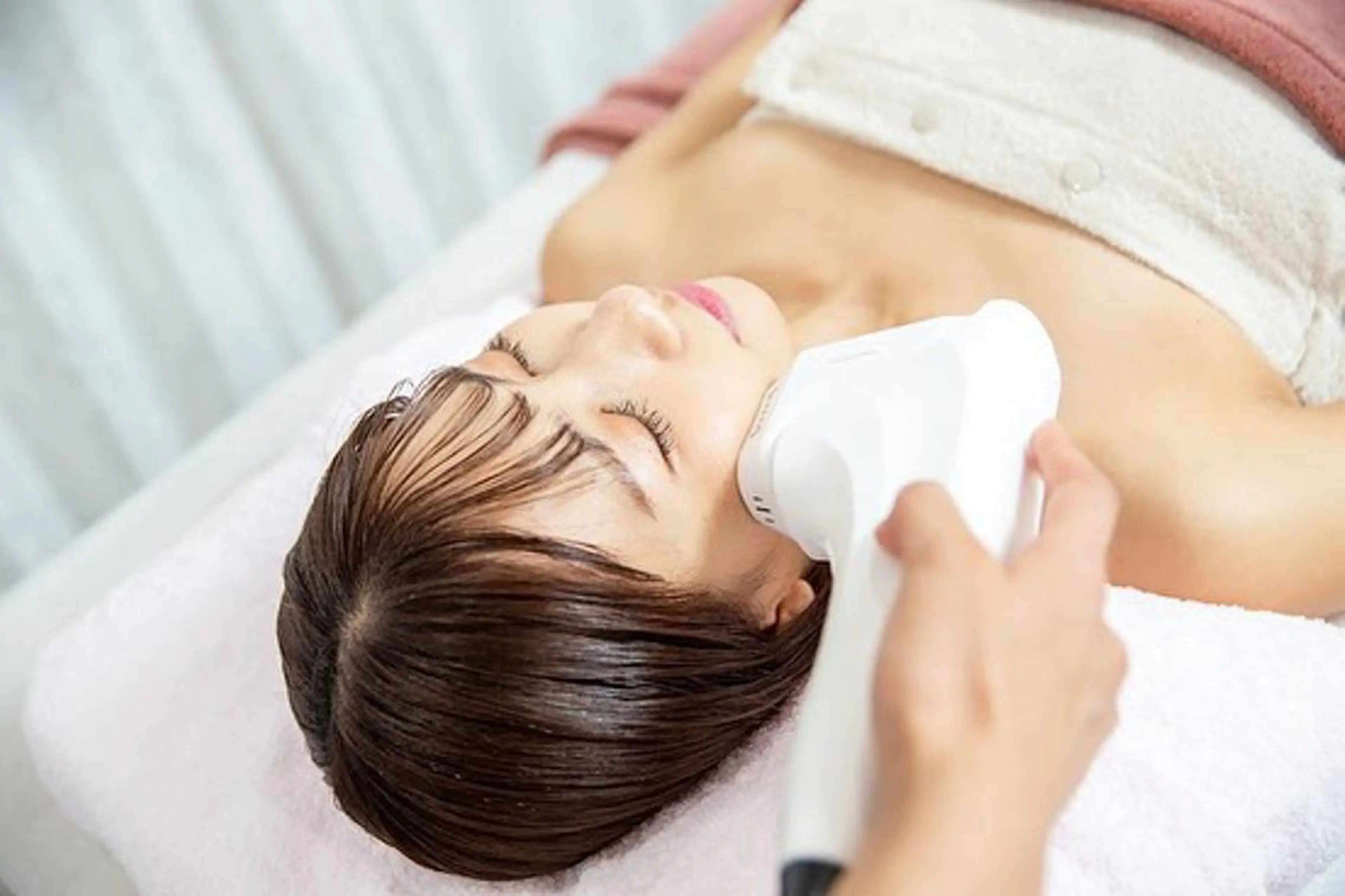 ショート カラー パーマ ヘアアレンジ メンズ キッズ ネイル マツエク・マツパ アイブロウ 学生(メンズ向け) 眉毛ワックス脱毛 学生 小顔カット Chloe-クロエ- 脱毛/フェイシャルのエステ・リラクイメージ