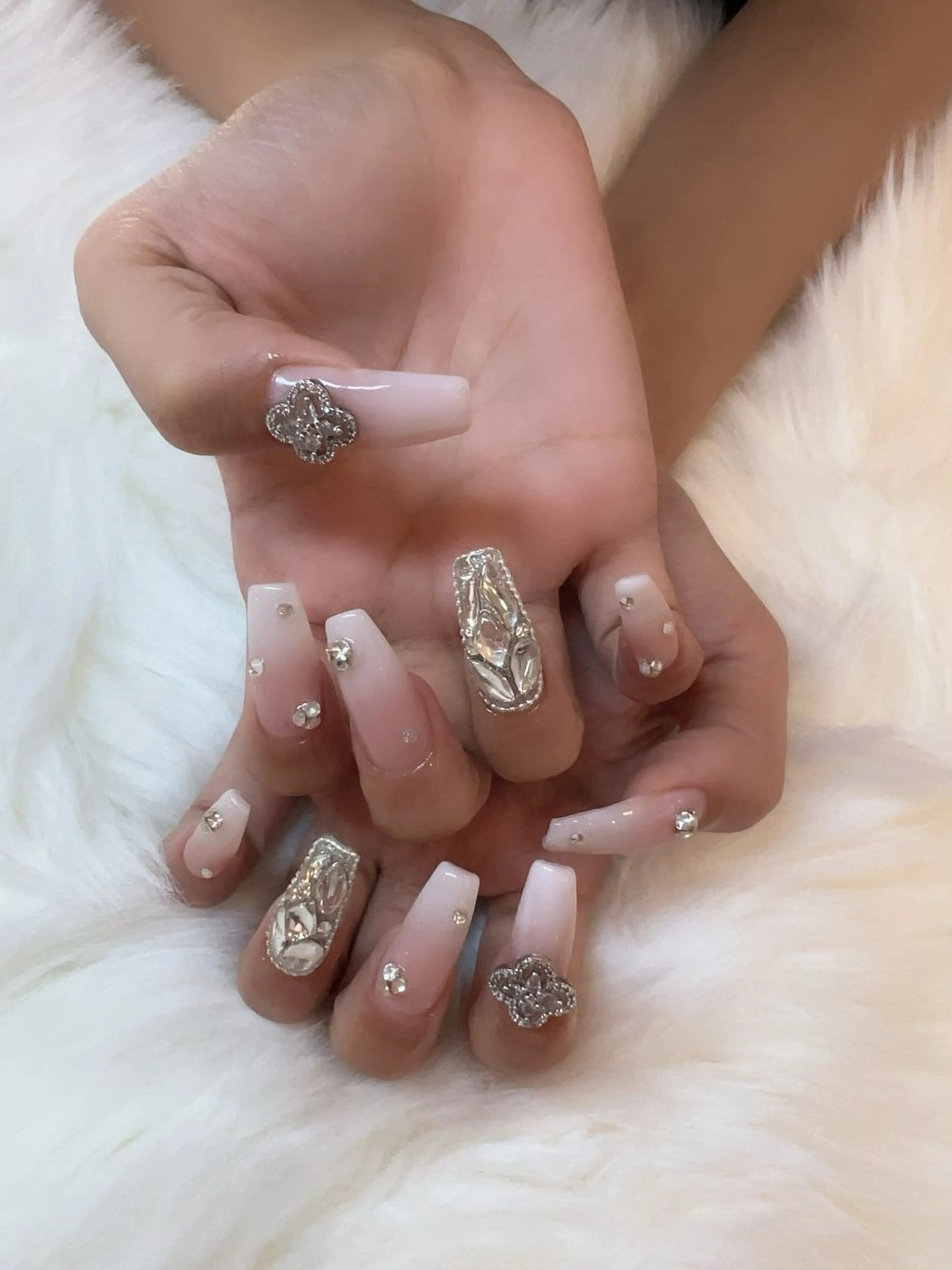 ネイル RÊVIA所属・RÊVIA (レヴィア)のネイルデザイン