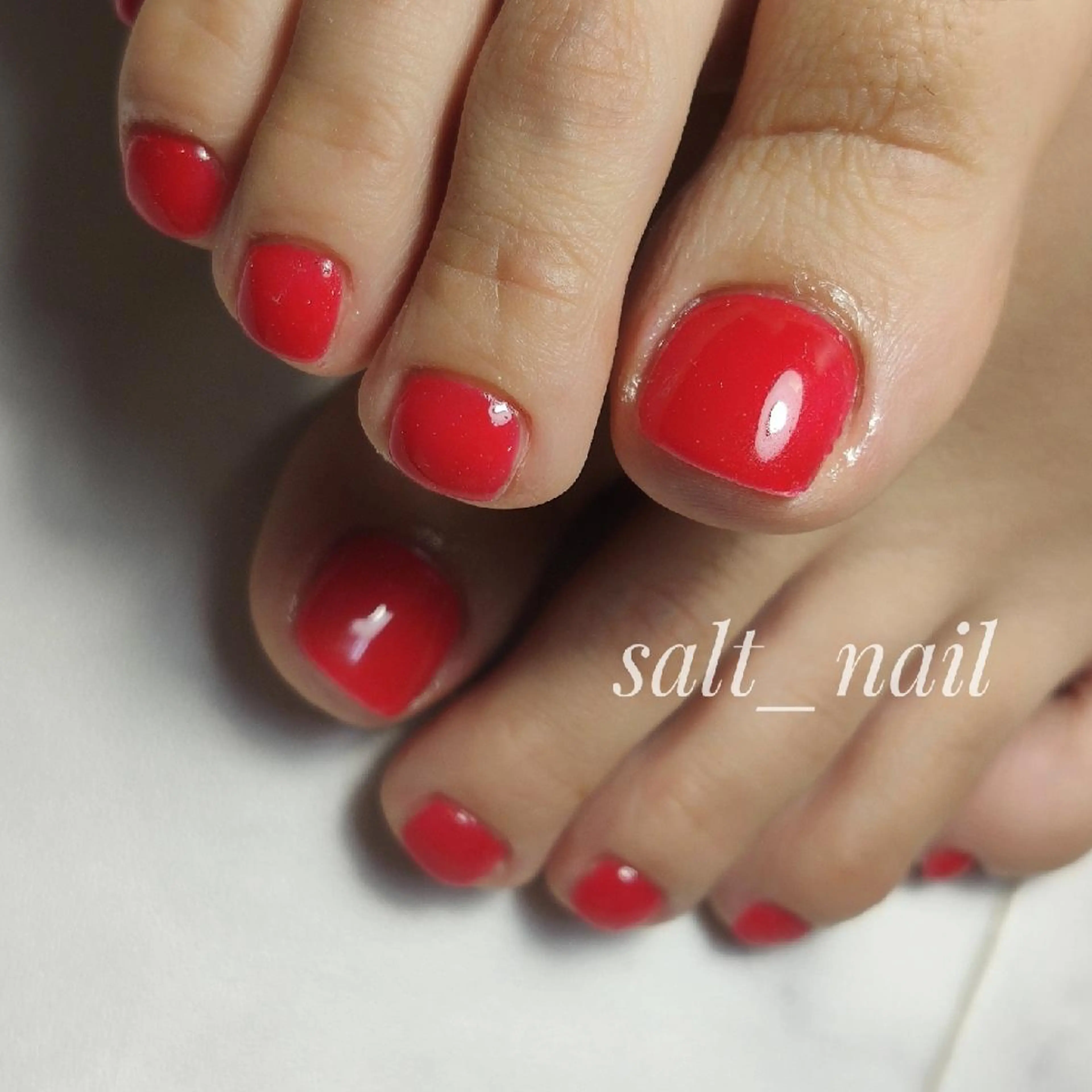 ネイル ワンカラーネイル 赤色 フットネイル 個人サロン saltnailのネイルデザイン