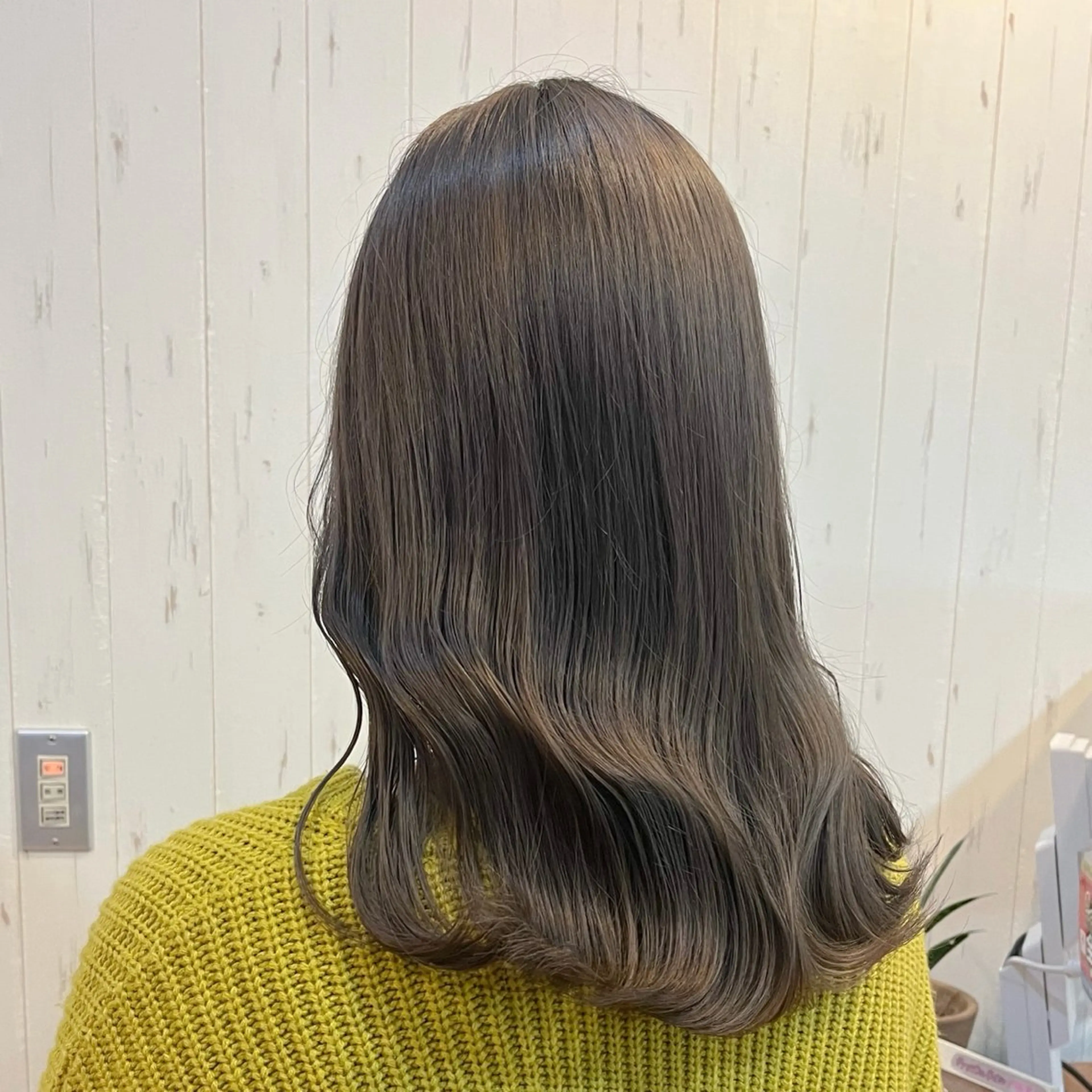 セミロング カラー ブリーチ 透明感カラー グレージュ ヘアカラー ウルフ/レイヤー/ ブリーチ/牧原歩夢のヘアスタイル