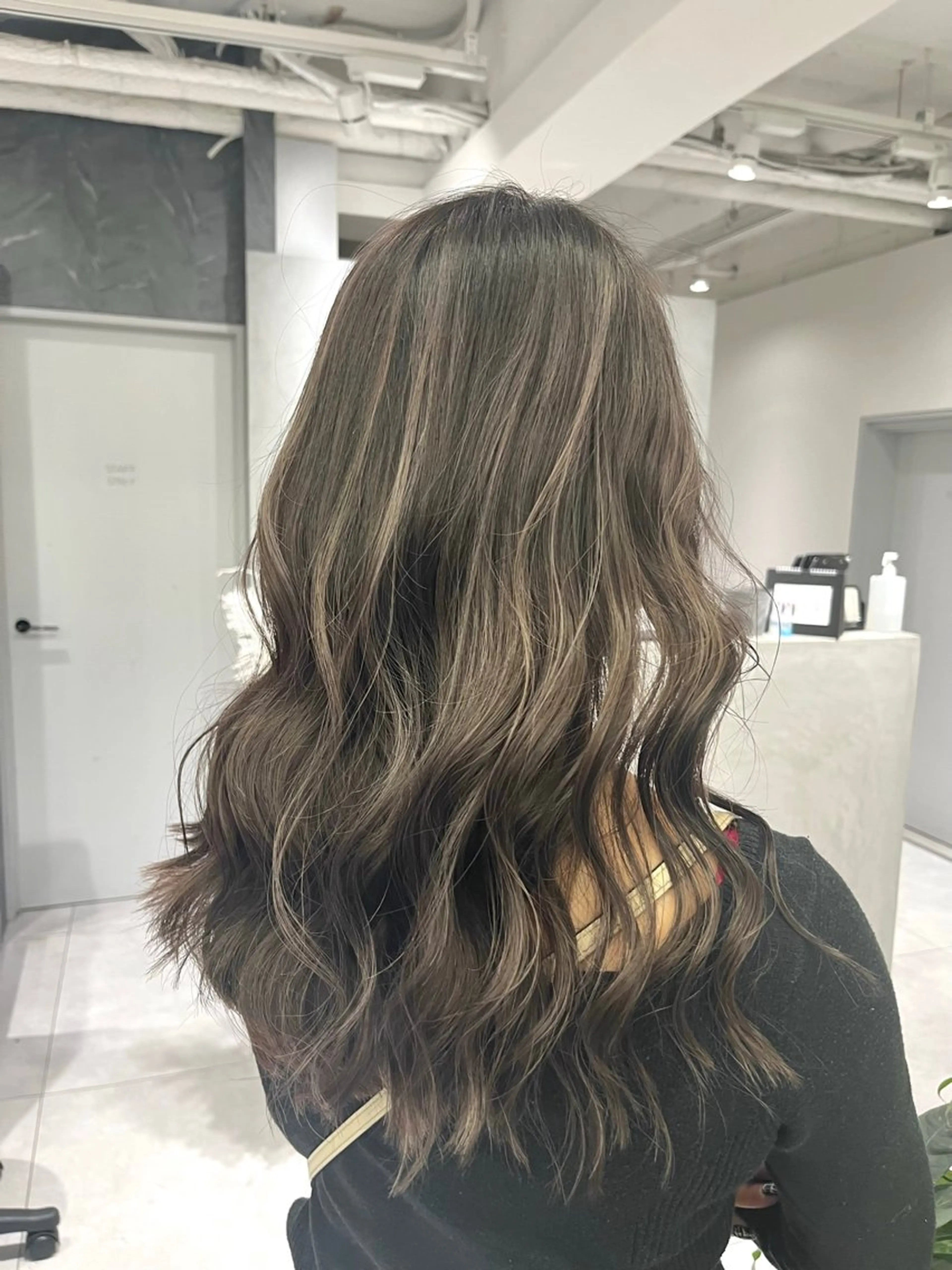 ロング カラー グレージュ ハイライトカラー ハイライト カット ヘアカラー ケアブリーチ 若杉圭大のヘアスタイル