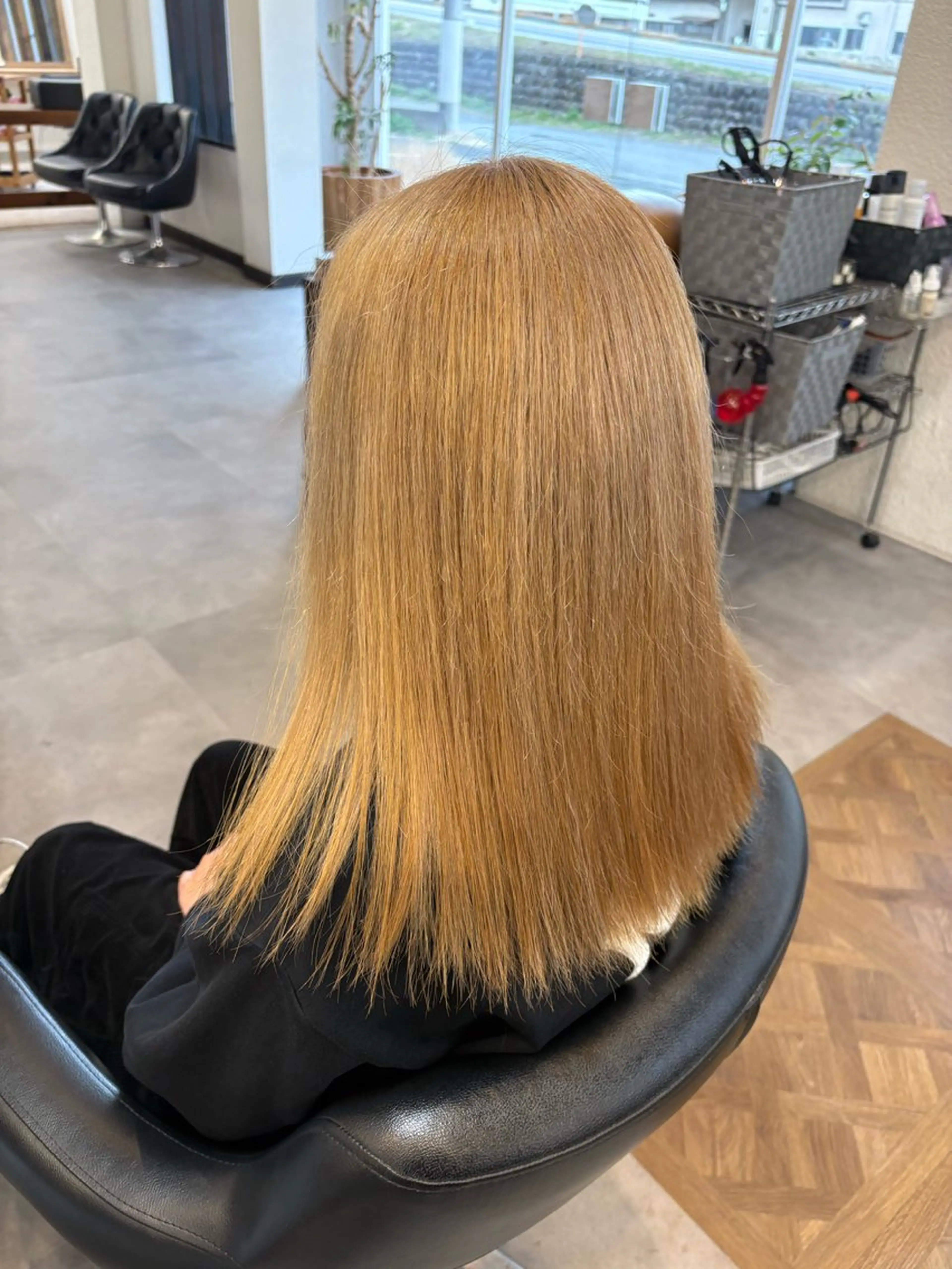 セミロング カラー ベージュカラー ブリーチ ヘアカラー 黒川 綾音のヘアスタイル