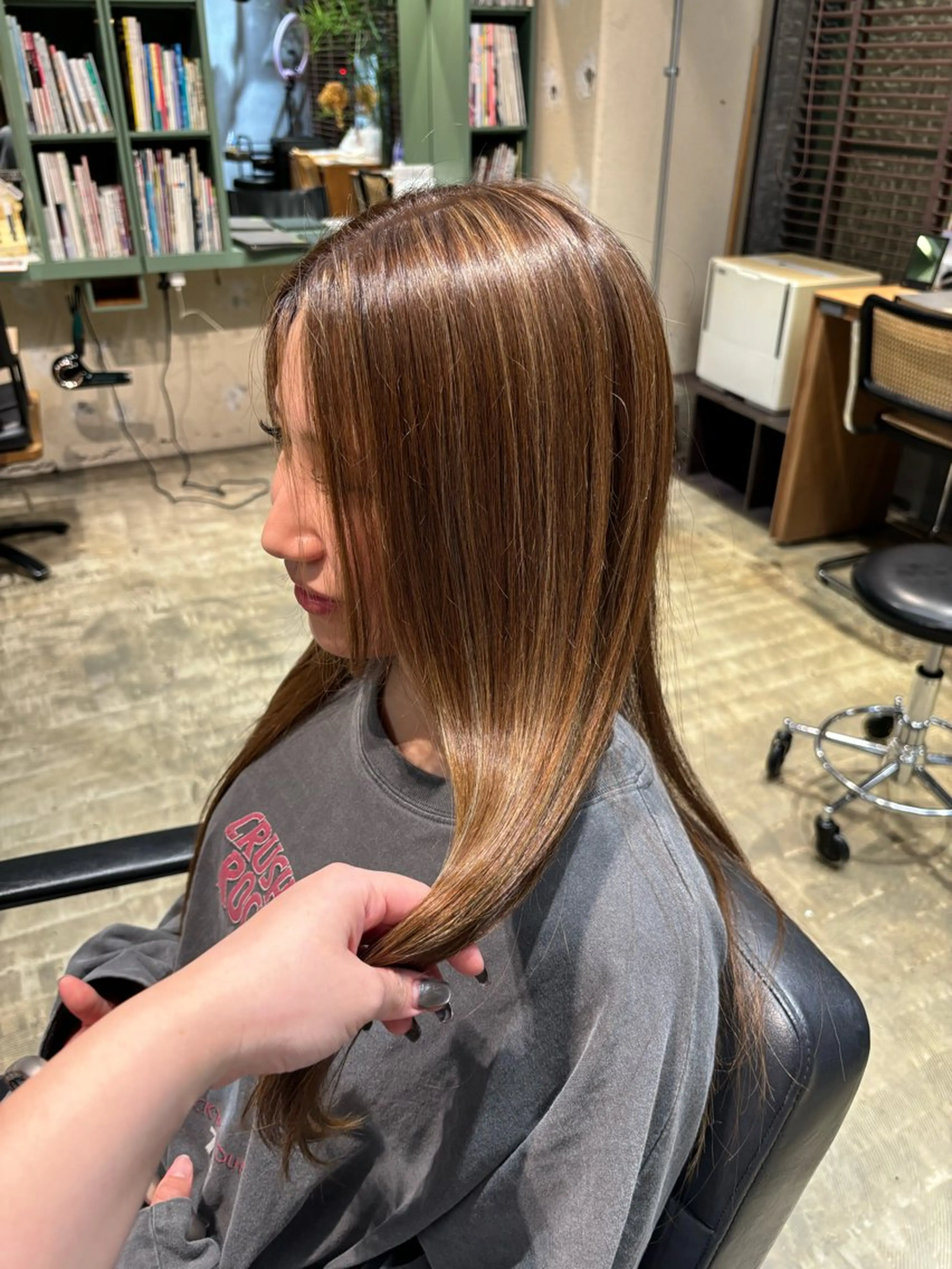 ミディアム カラー 渡邊 彩乃のヘアスタイル