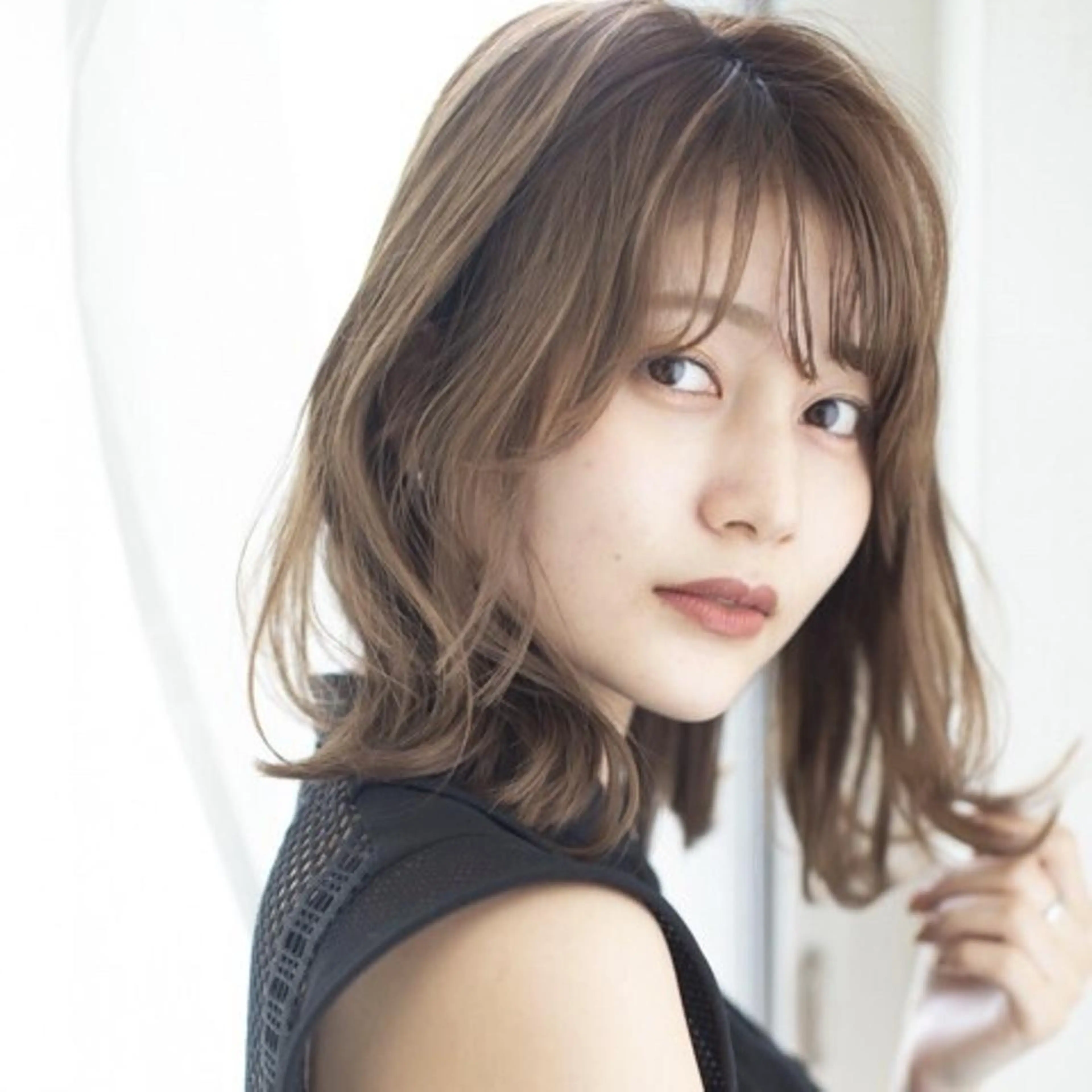 ミディアム カラー 向井 美緒のヘアスタイル