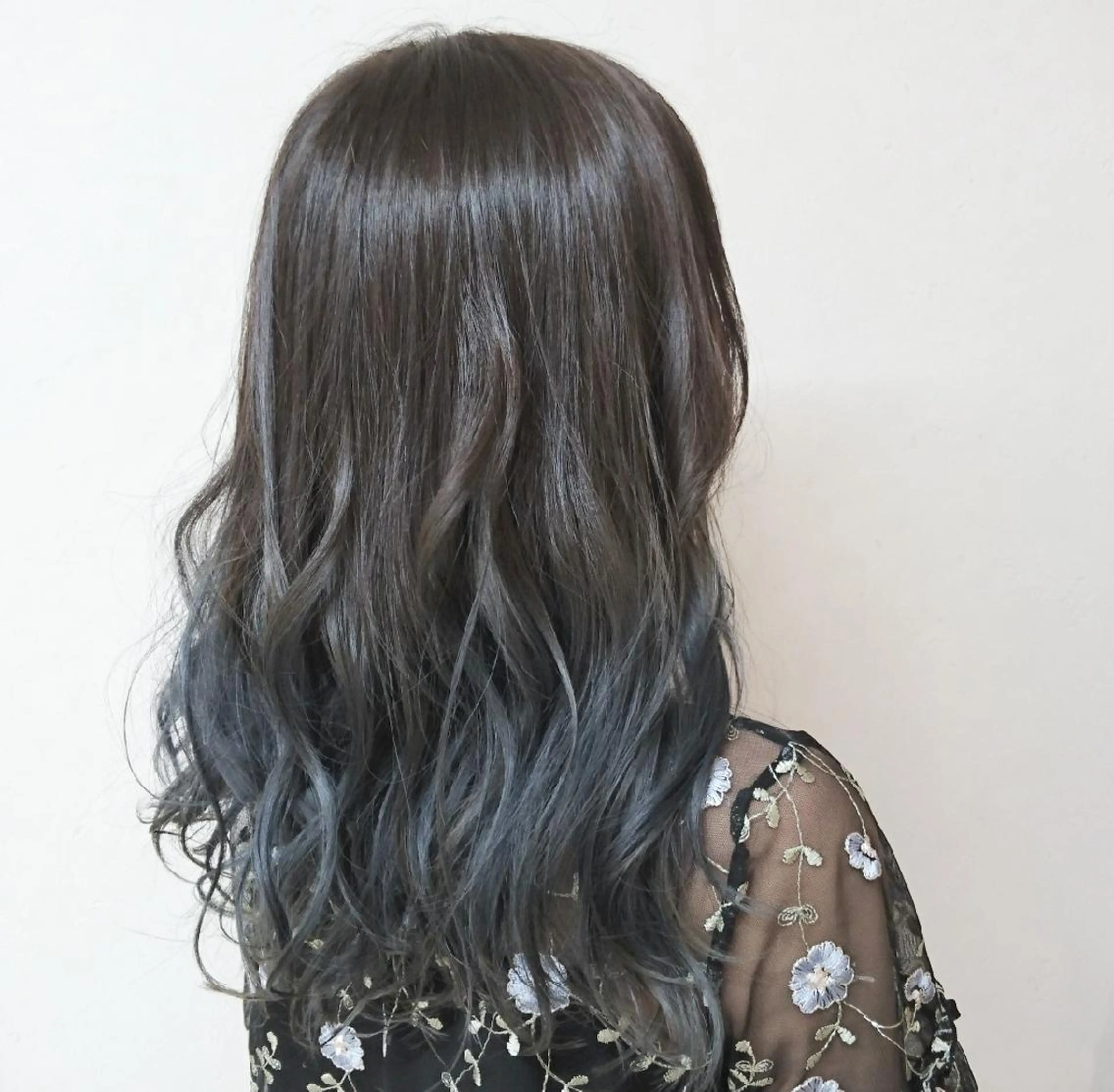 ロング カラー グラデーションカラー 透明感ハイライト◎ 伊藤夏海のヘアスタイル