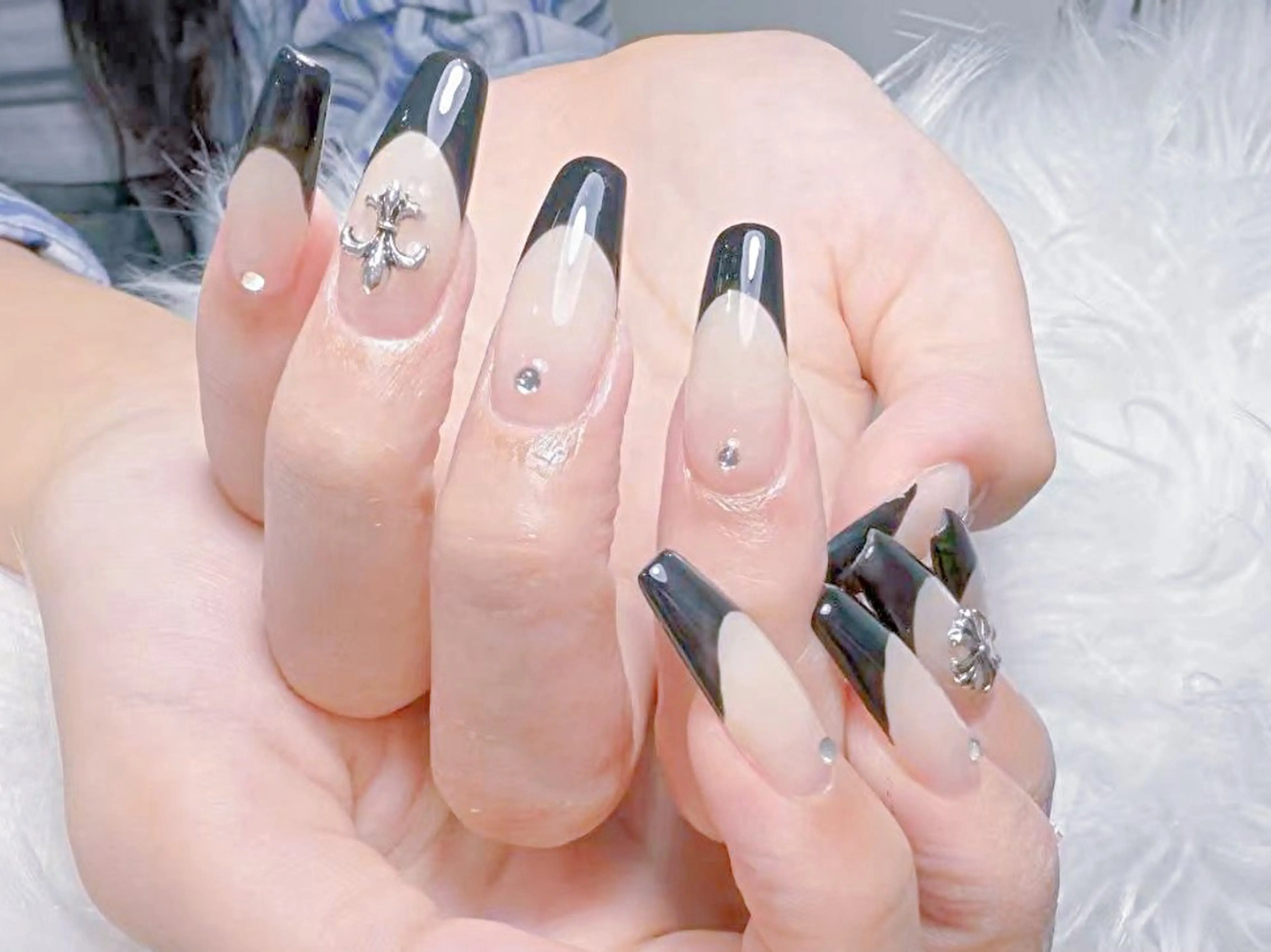 ネイル アートネイル 桜ネイル フレンチネイル ガラスフレンチ グラデーション ハンドネイル 🌈 Laule'aのネイルデザイン