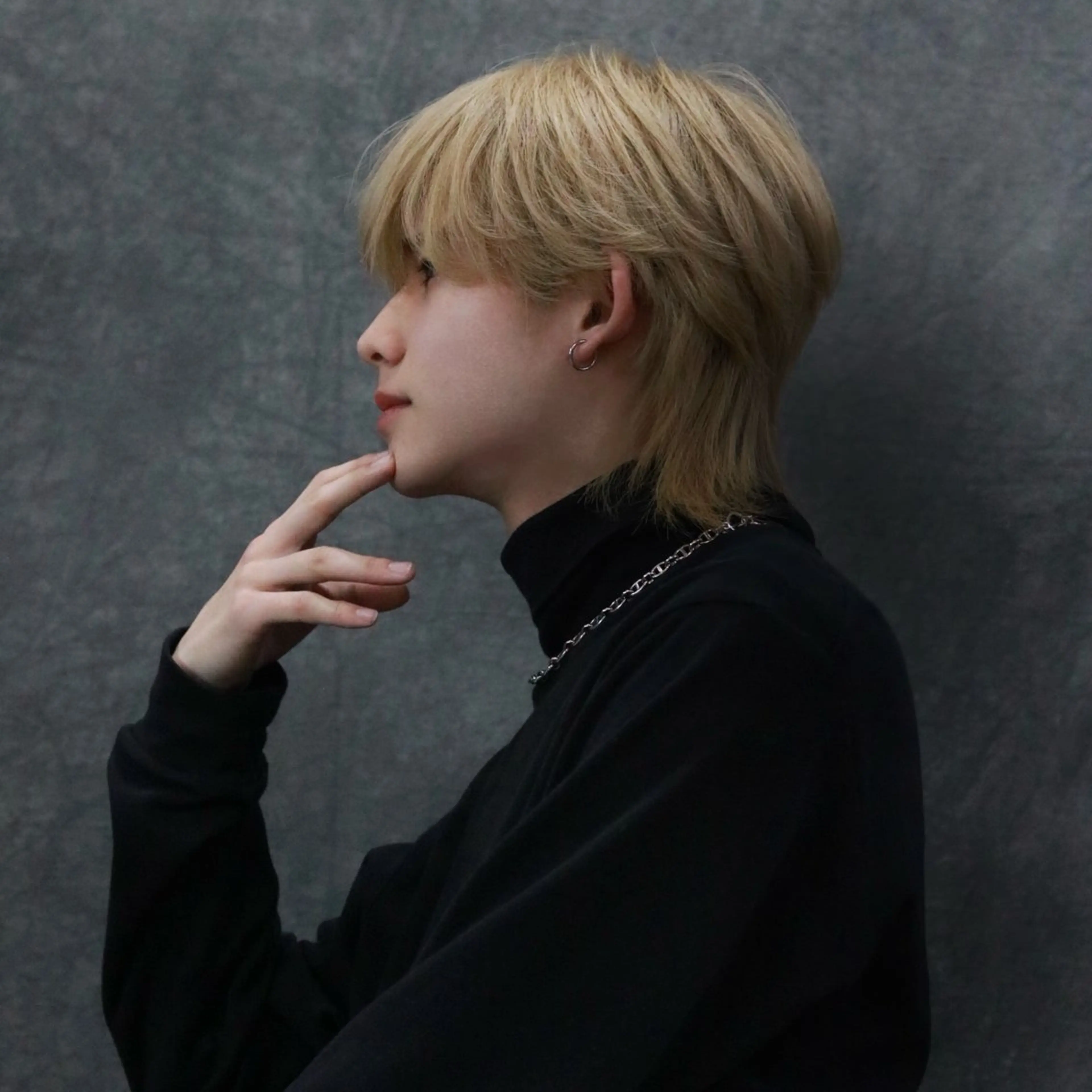 ミディアム メンズ ミディアムパーマ メンズブリーチ センターパート ダウンパーマ メンズハイトーン カット ヘアカラー トリートメント RACCOON.TOKYO 渋谷店所属・メンズカット特化🐺 ウルフ[店長]置塩祥のヘアスタイル