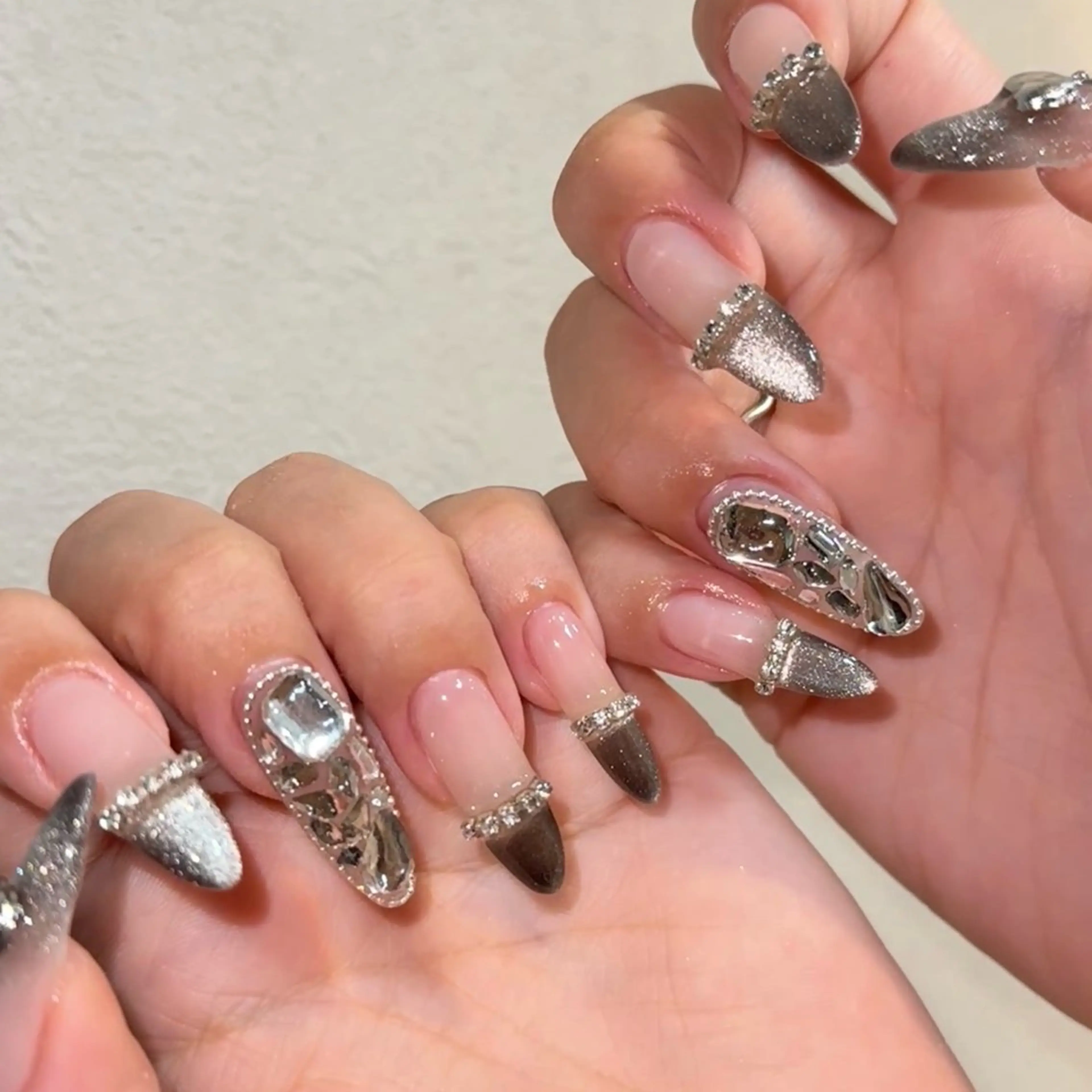 ネイル キラキラネイル マグネットネイル シルバー ハンドネイル ハンドケア 🎀NAIL🎀 AI🪄︎︎◝✩のネイルデザイン