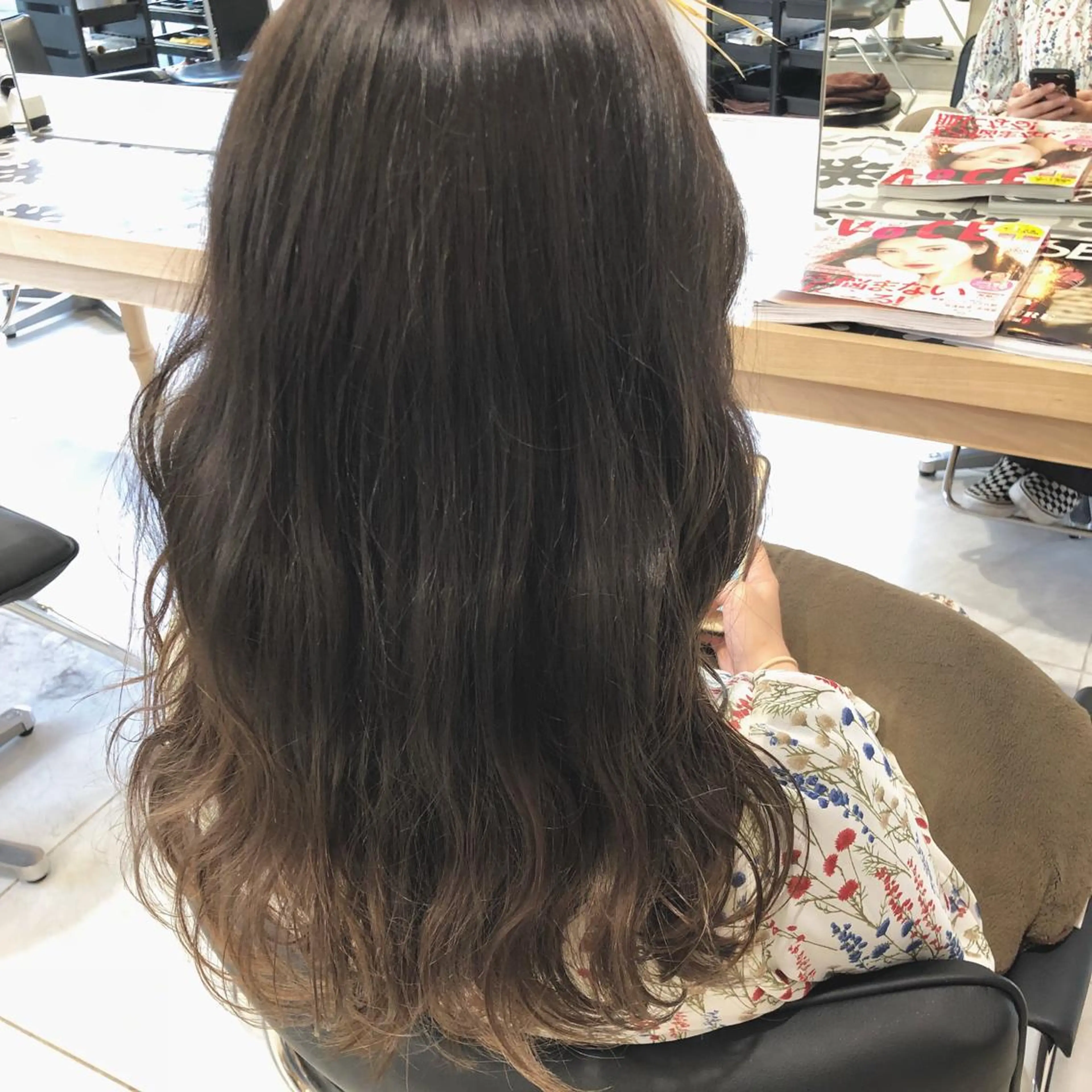 セミロング カラー カット パーマ 荒木 依莉亜のヘアスタイル