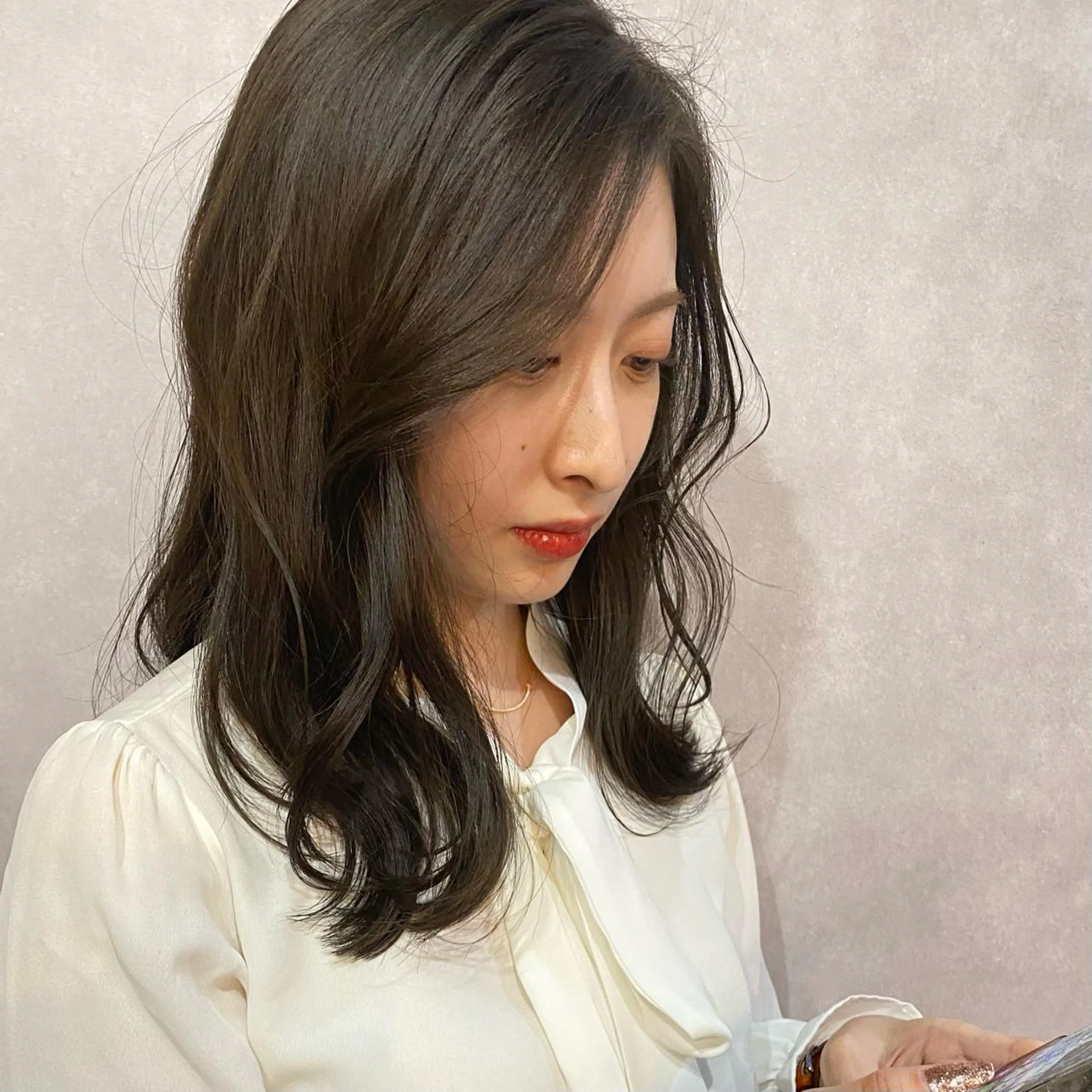 ミディアム カット 肌馴染みくすみカラー 花房 佑夏のヘアスタイル