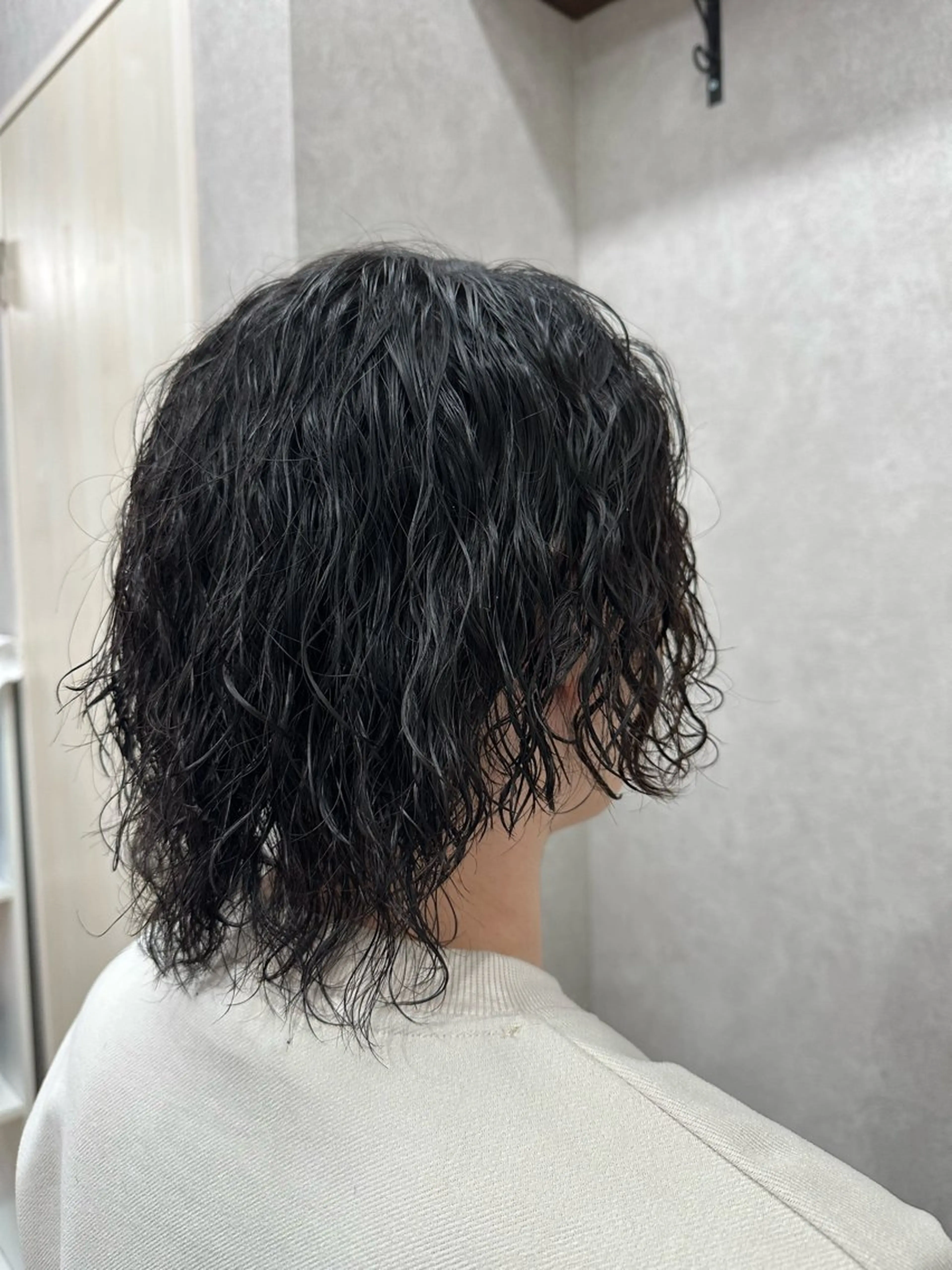 ミディアム カット パーマ ✂️秋葉原 🤍YURI🤍のヘアスタイル