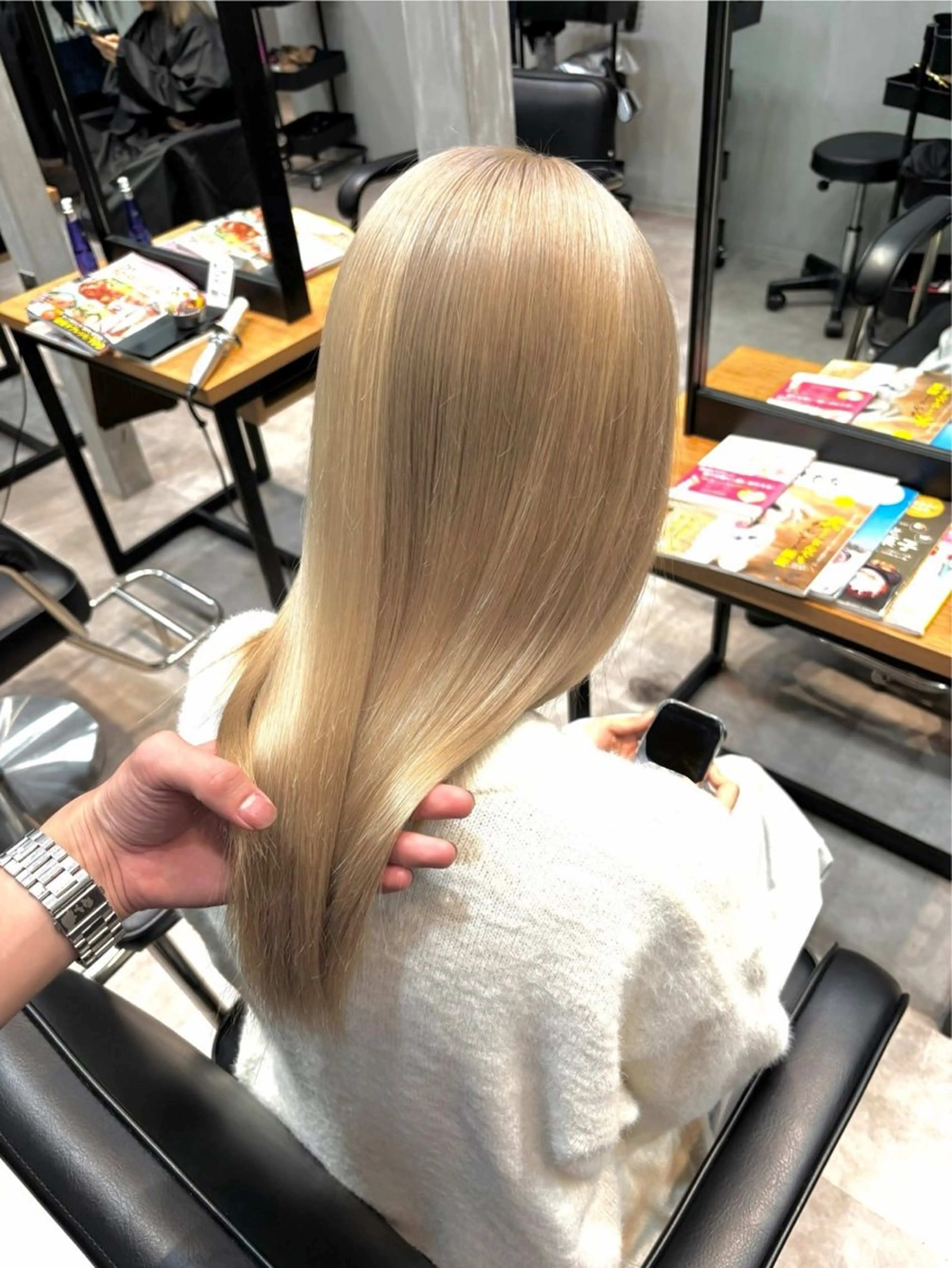 カラー ベージュカラー ミルクティーベージュ ホワイトミルクティーベージュ ヘアカラー クニサダ トウアのヘアスタイル
