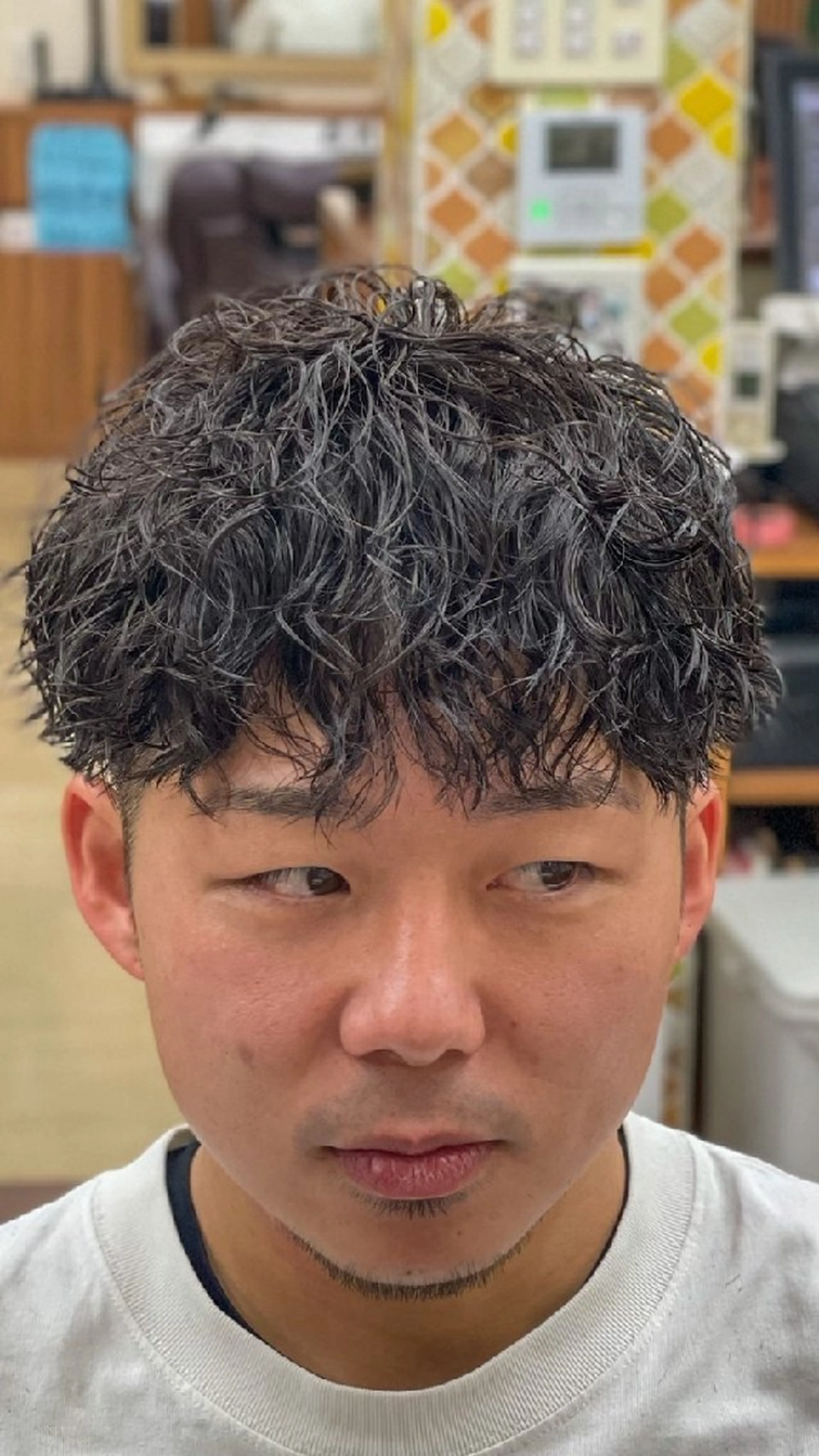ミディアム パーマ メンズ 泉 さつきのヘアスタイル