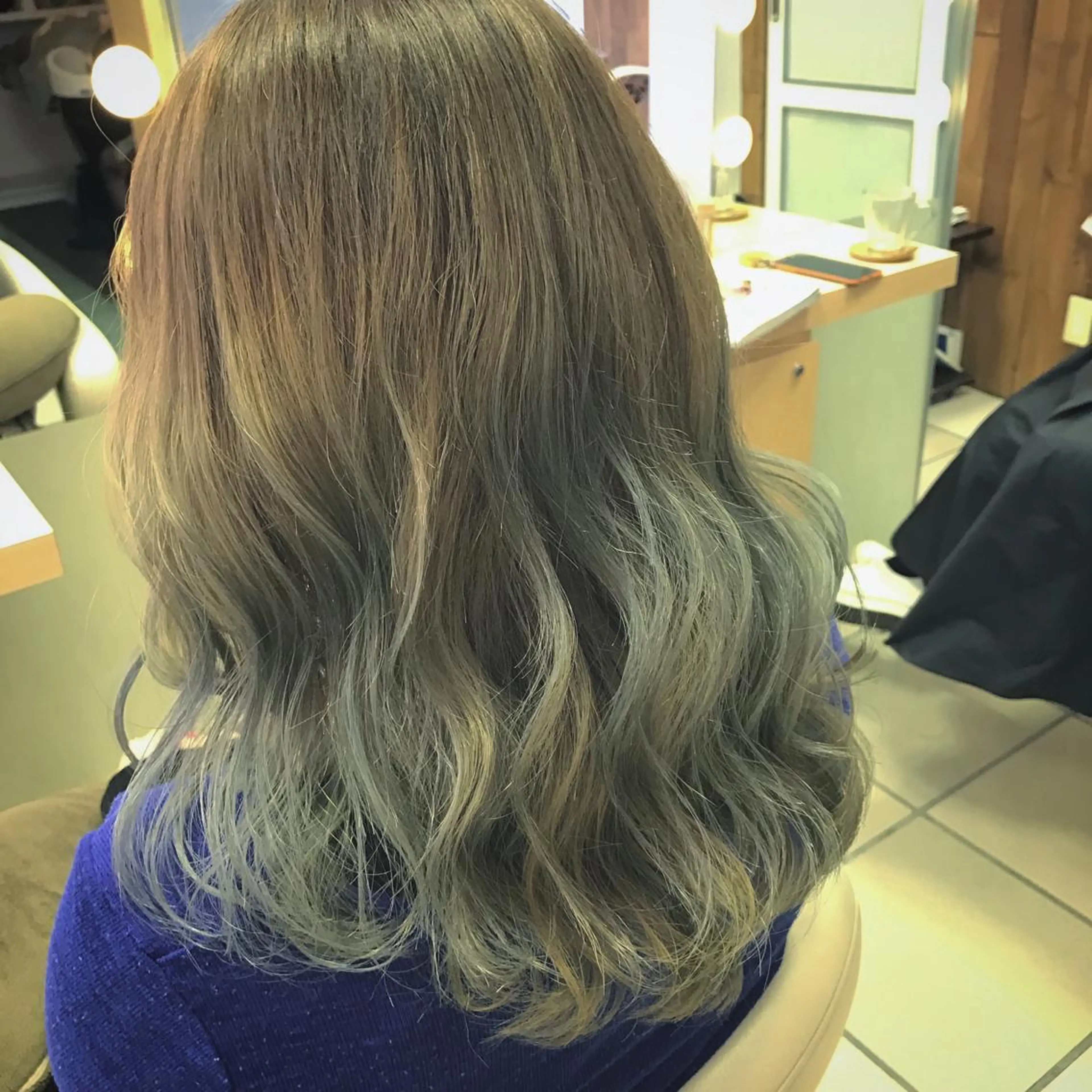 セミロング ロング カラー ブルーカラー ハイトーンカラー にった みずきのヘアスタイル