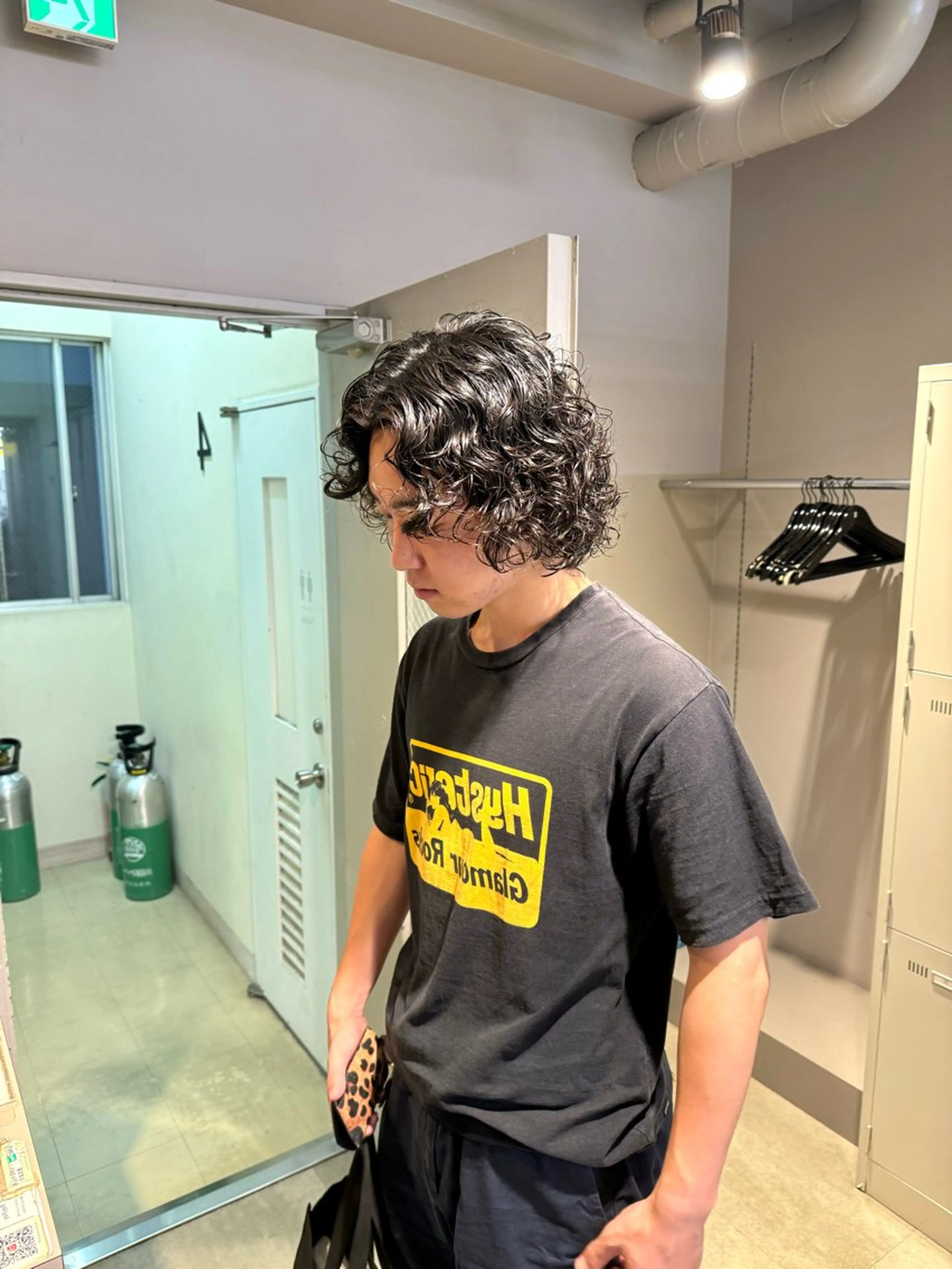 ミディアム パーマ ヘアアレンジ メンズ ミディアムパーマ メンズパーマ スパイラルパーマ カット パーマ トリートメント ヘッドスパ ヘアセット 顔まわりカット の達人のヘアスタイル