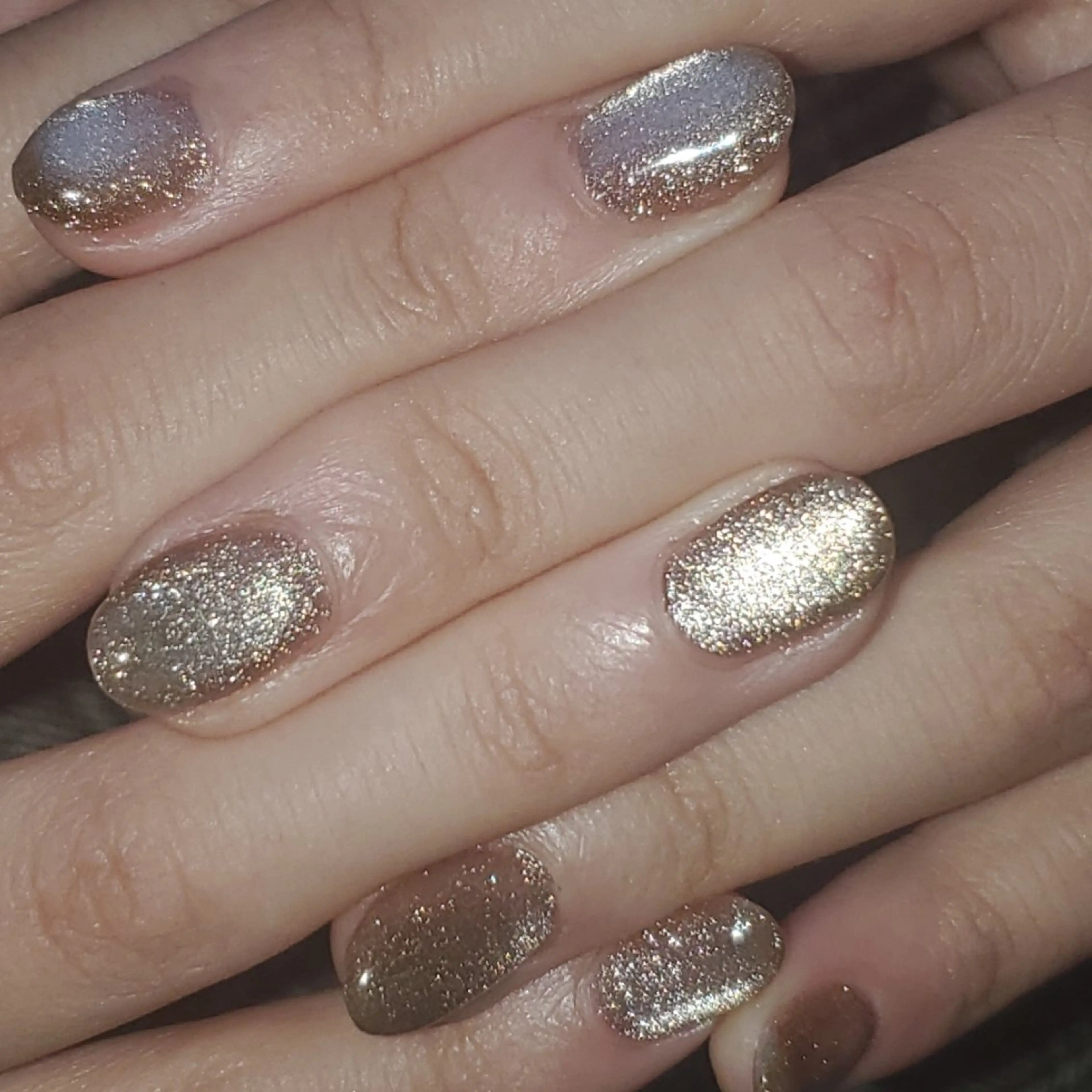 ネイル ゴールド マグネットネイル MOM  原宿店所属・MoM マムネイル原宿のネイルデザイン