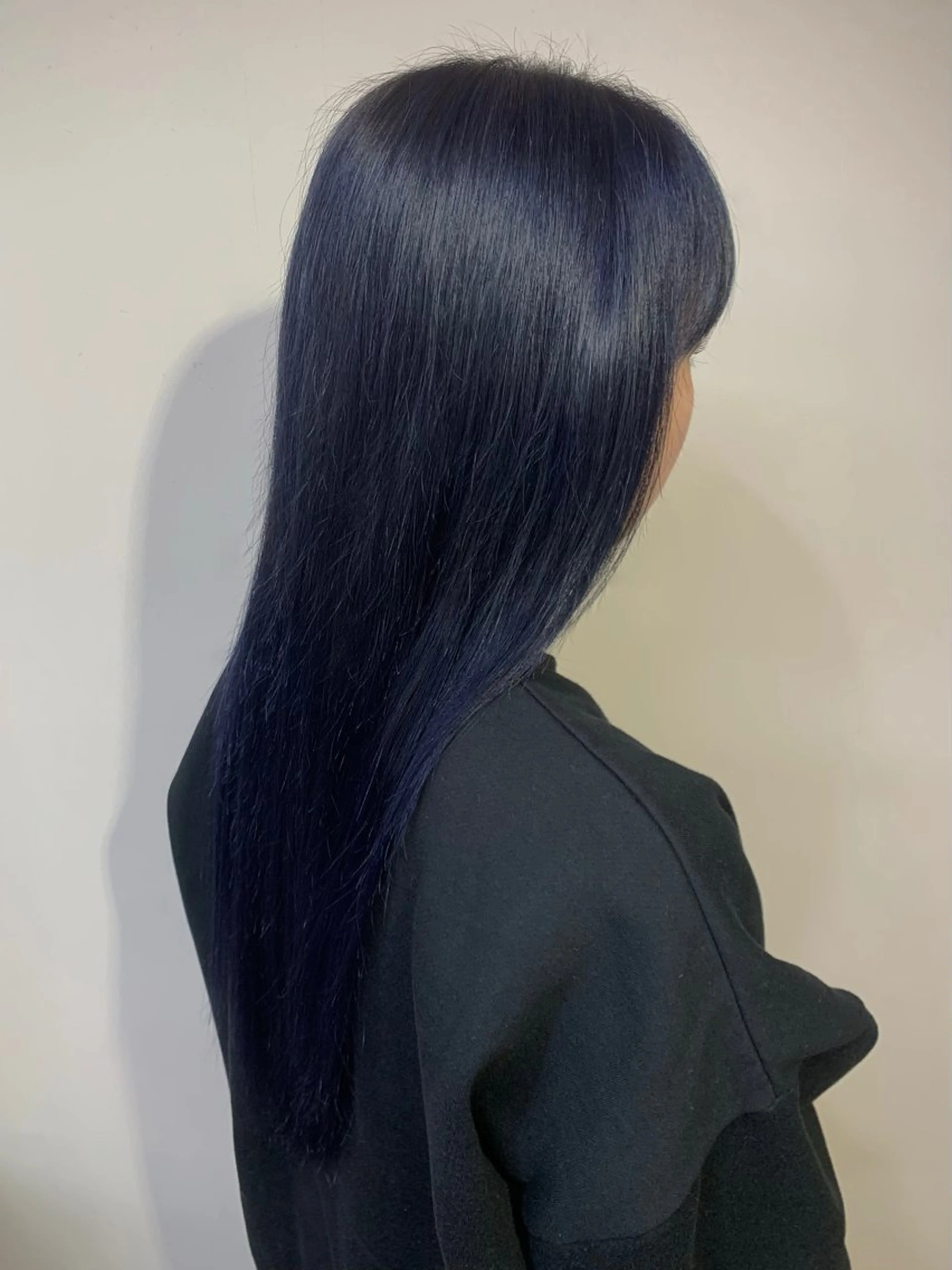 カラー ブリーチ ネイビーカラー ニシタニ コハルのヘアスタイル