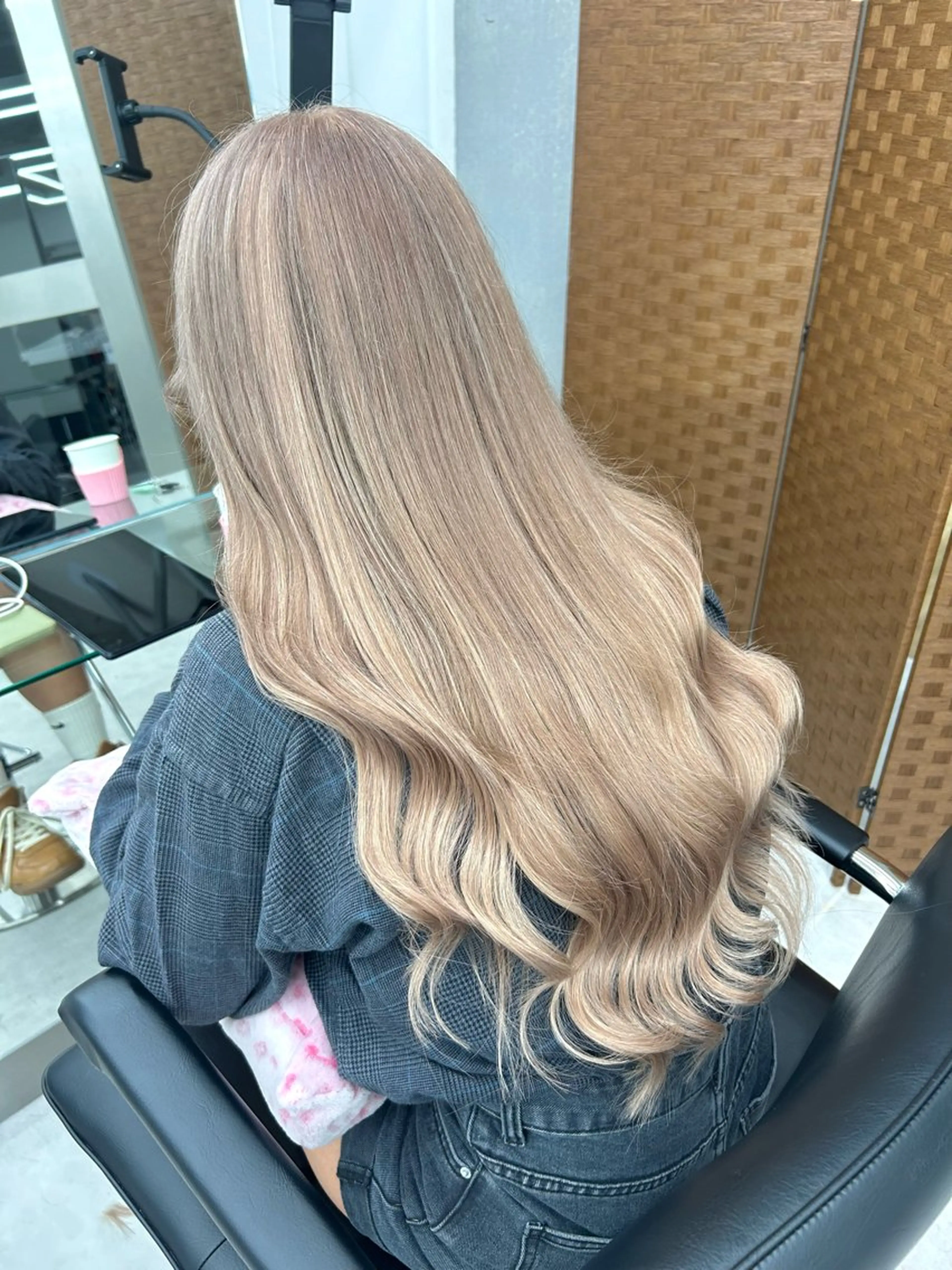 ロング カラー シールエクステ ベージュカラー ブリーチ ハイトーンカラー ミルクティーベージュ ヘアカラー エクステ ハイトーン👱‍♀️ エクステ/彩花のヘアスタイル