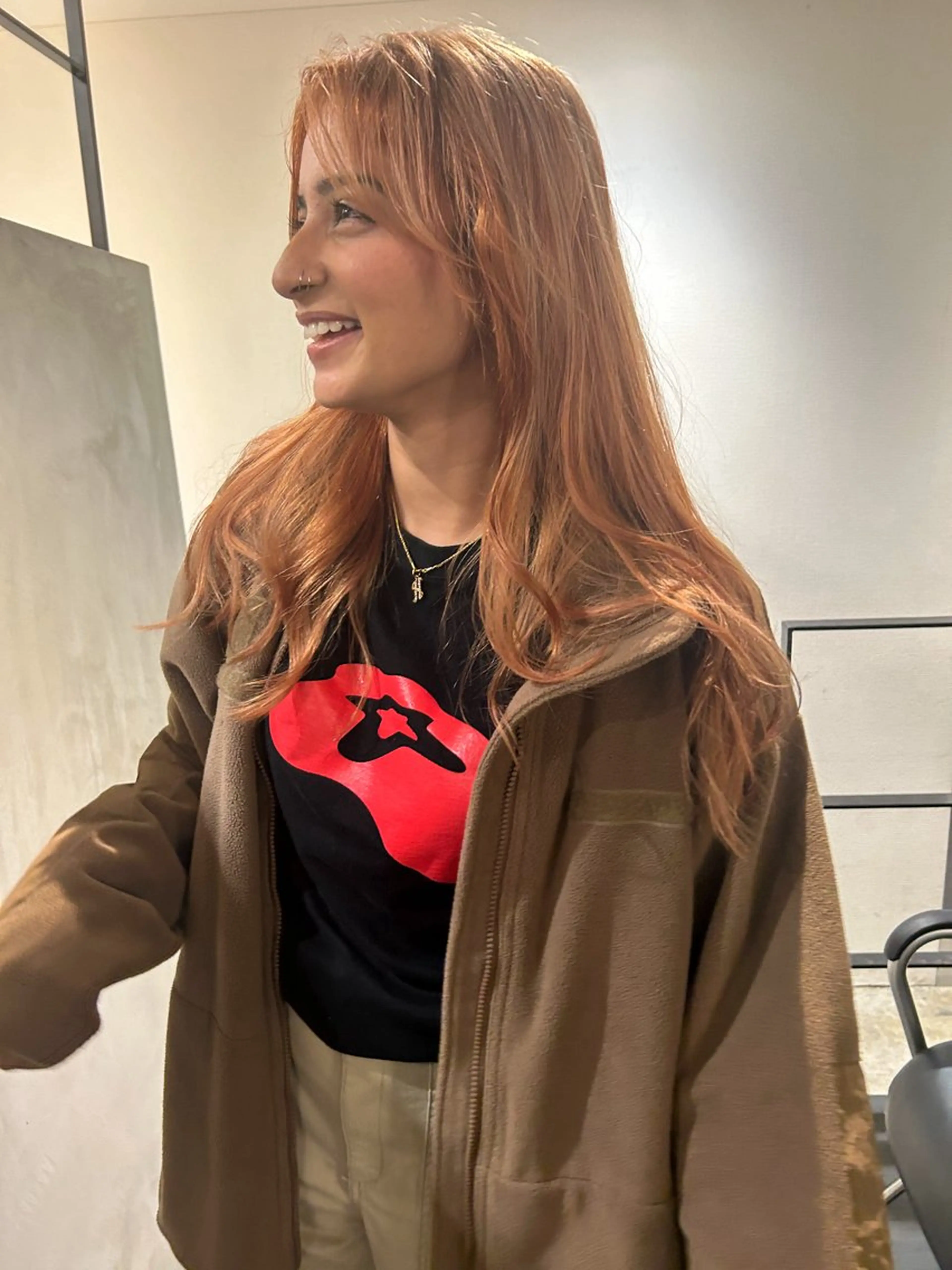 ロング カラー ベージュカラー オレンジ オレンジベージュ ロング カット ヘアカラー トリートメント Loom.所属・村上雅人 ナチュラルモードのヘアスタイル