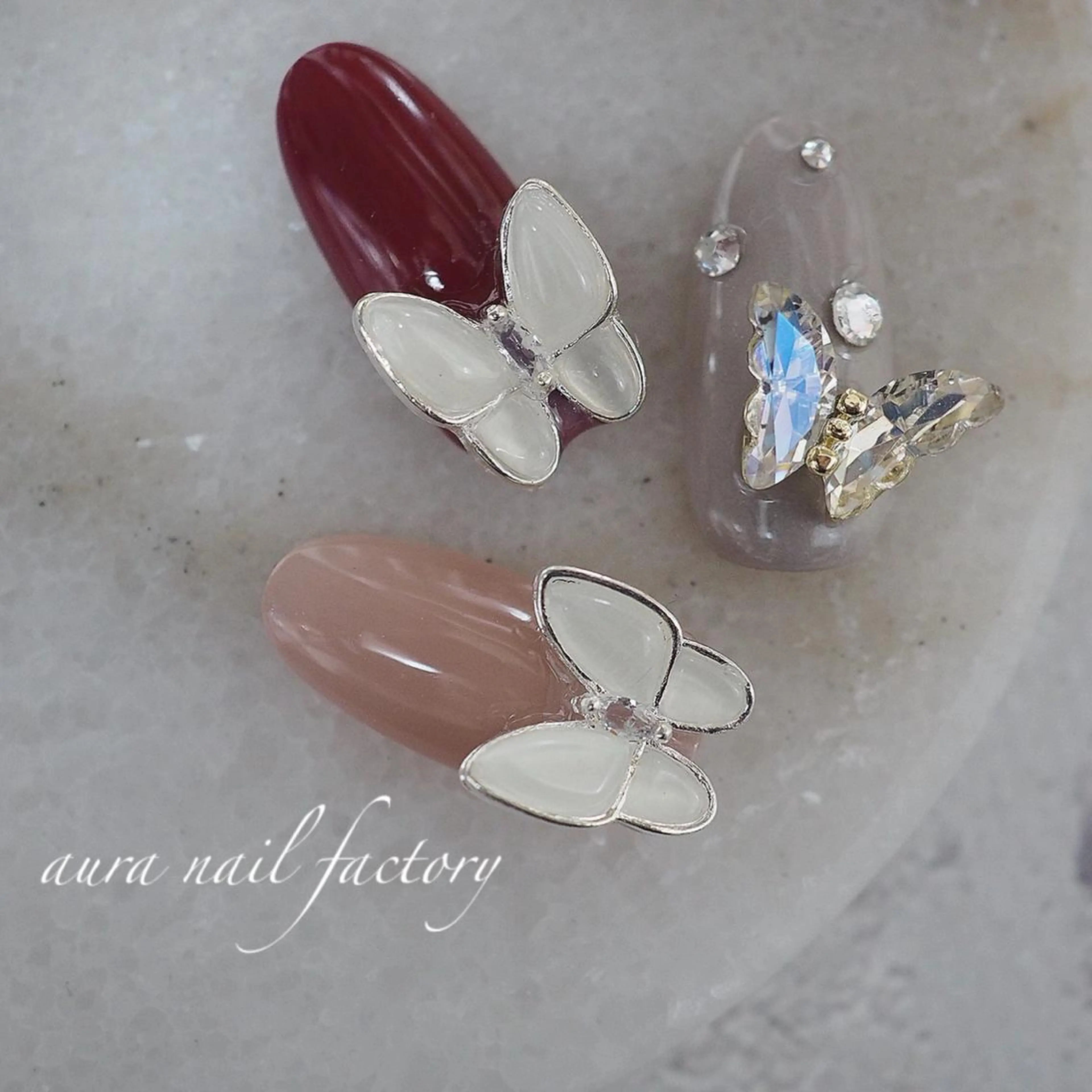 ミディアム カラー ネイル 韓国風ヘア 韓国ネイル 赤色 ワンホンネイル 赤羽　アウラ ネイルファクトリーのネイルデザイン