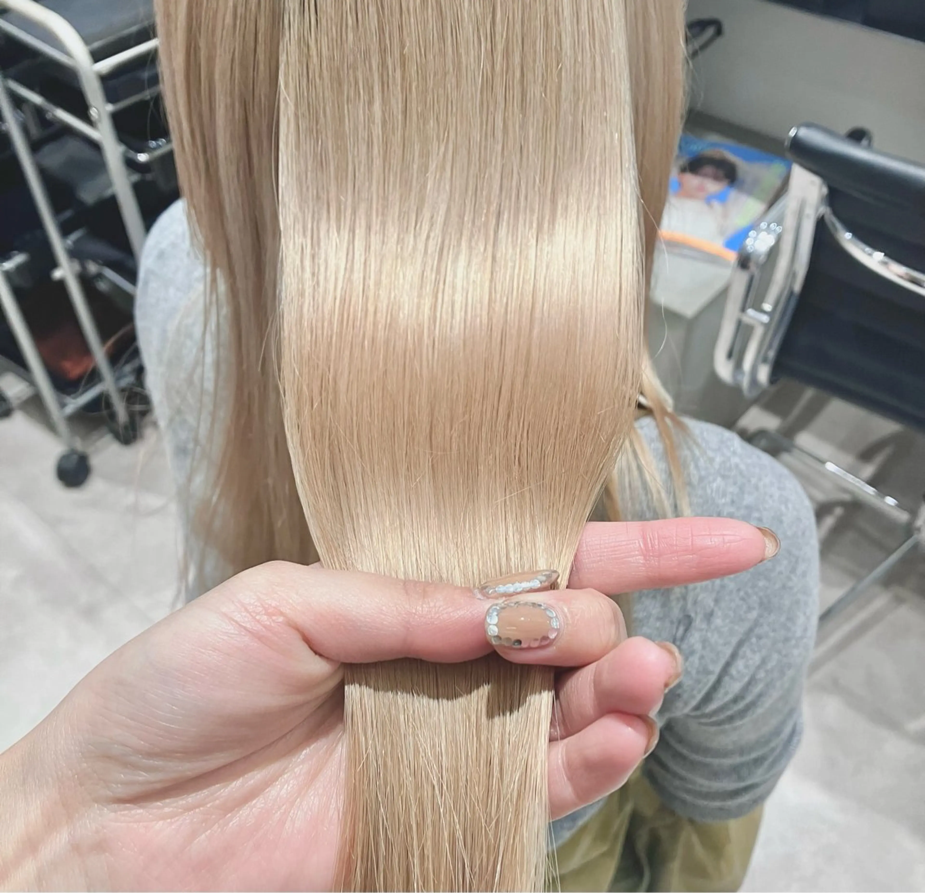 ロング カラー ブリーチ ブロンド サキ🤍ハイトーン 🩰くびれ巻きヘアのヘアスタイル