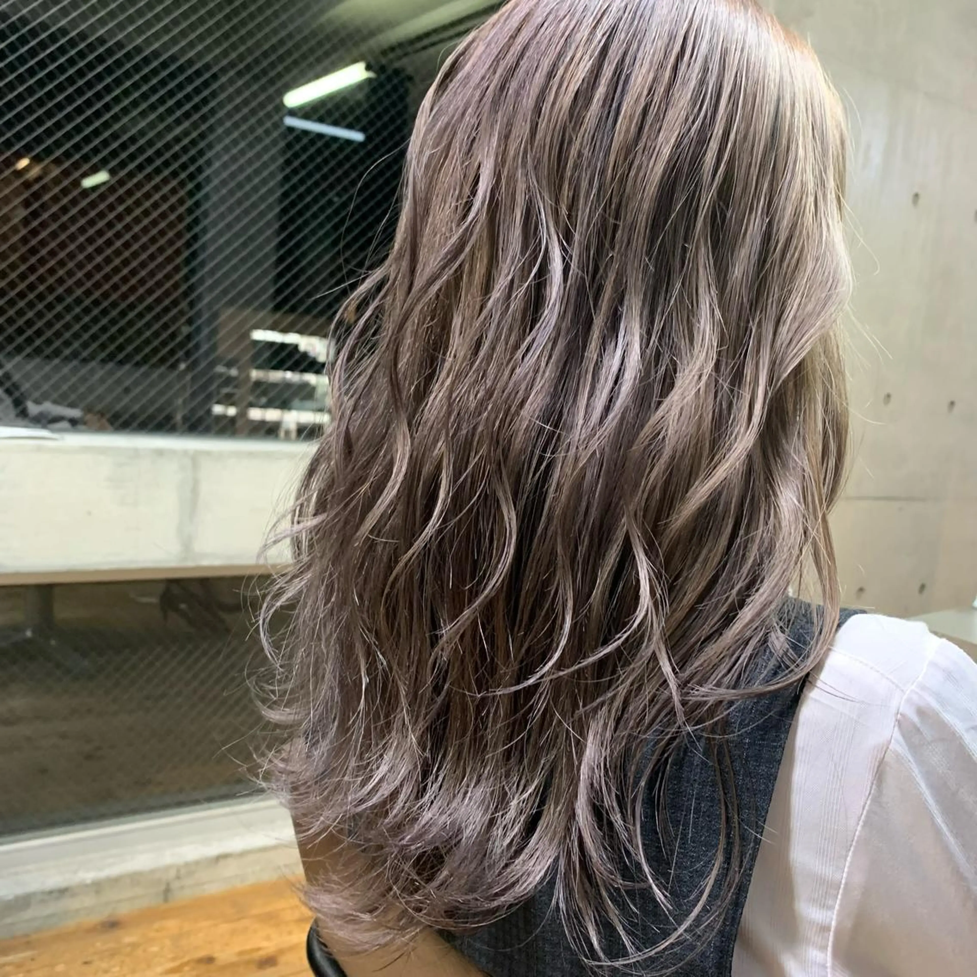 ロング ヘアカラー 西岡 優太のヘアスタイル