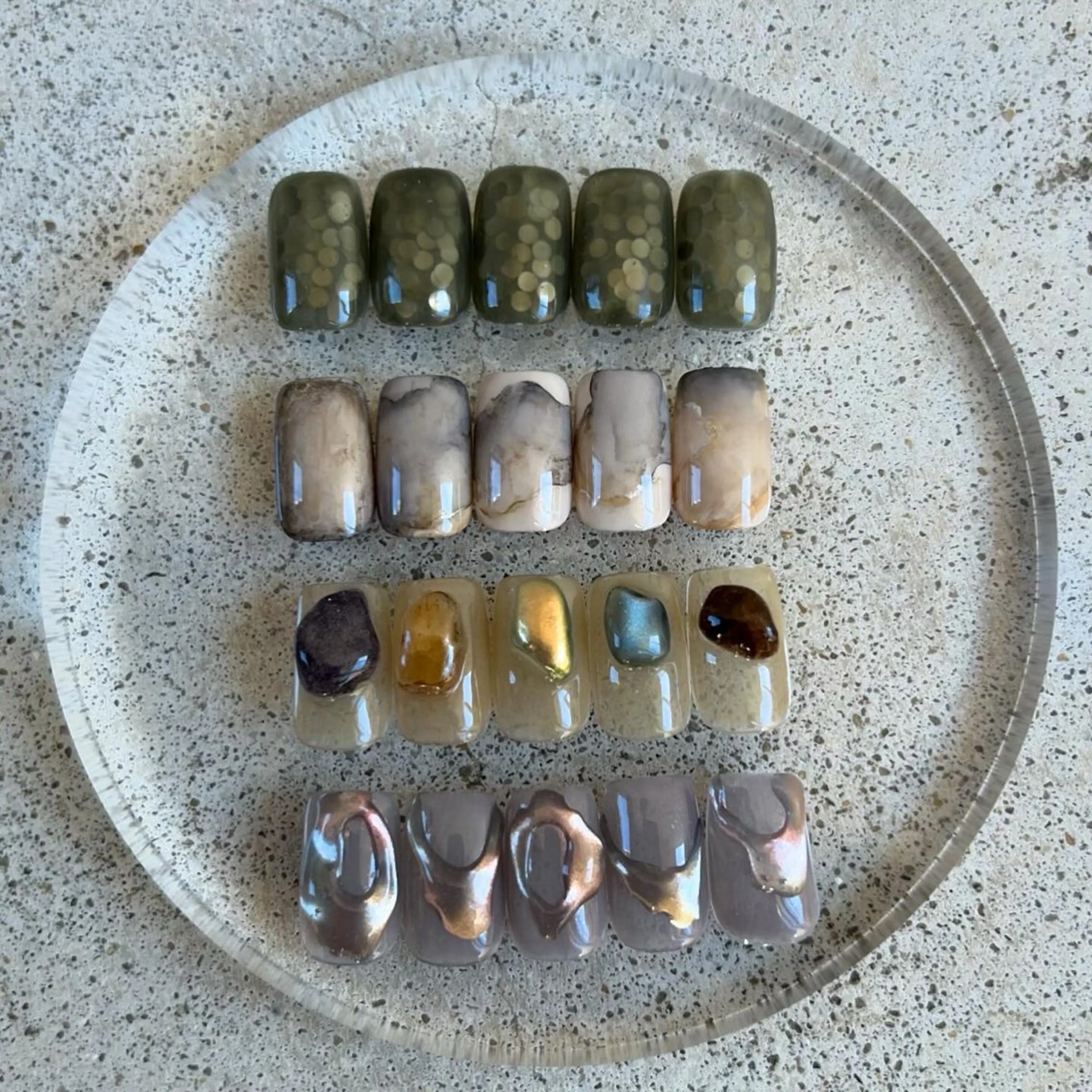 ネイル オーロラネイル ブラウン カジュアル 成人式 ゴールド ハンドネイル ハンドケア lyly.nail所属・lylynail YUUKAのネイルデザイン