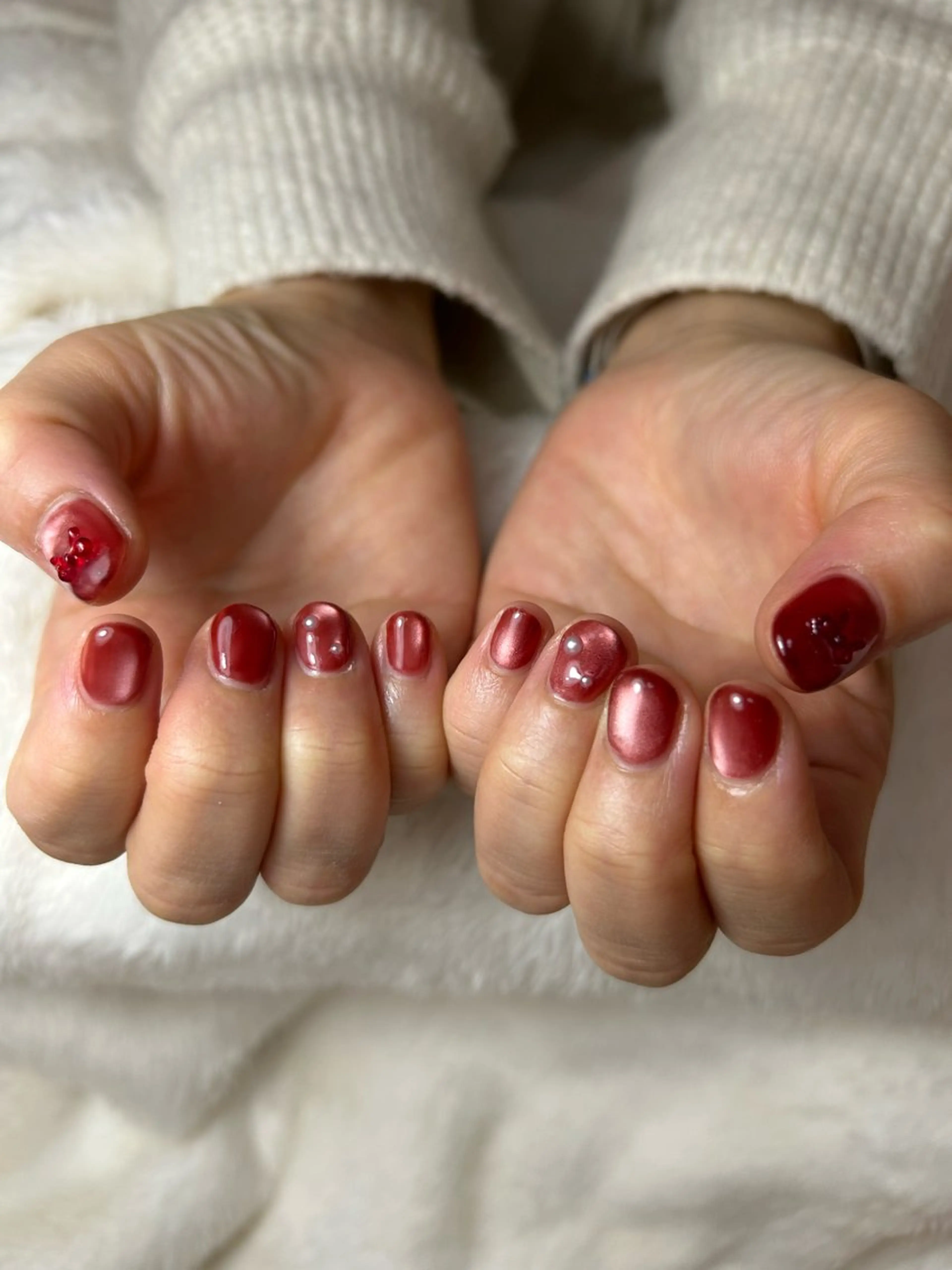 ネイル マグネットネイル 赤色 ハンドネイル COR.(ｺﾙ)所属・COR. (ｺﾙ)ネイルサロンのネイルデザイン