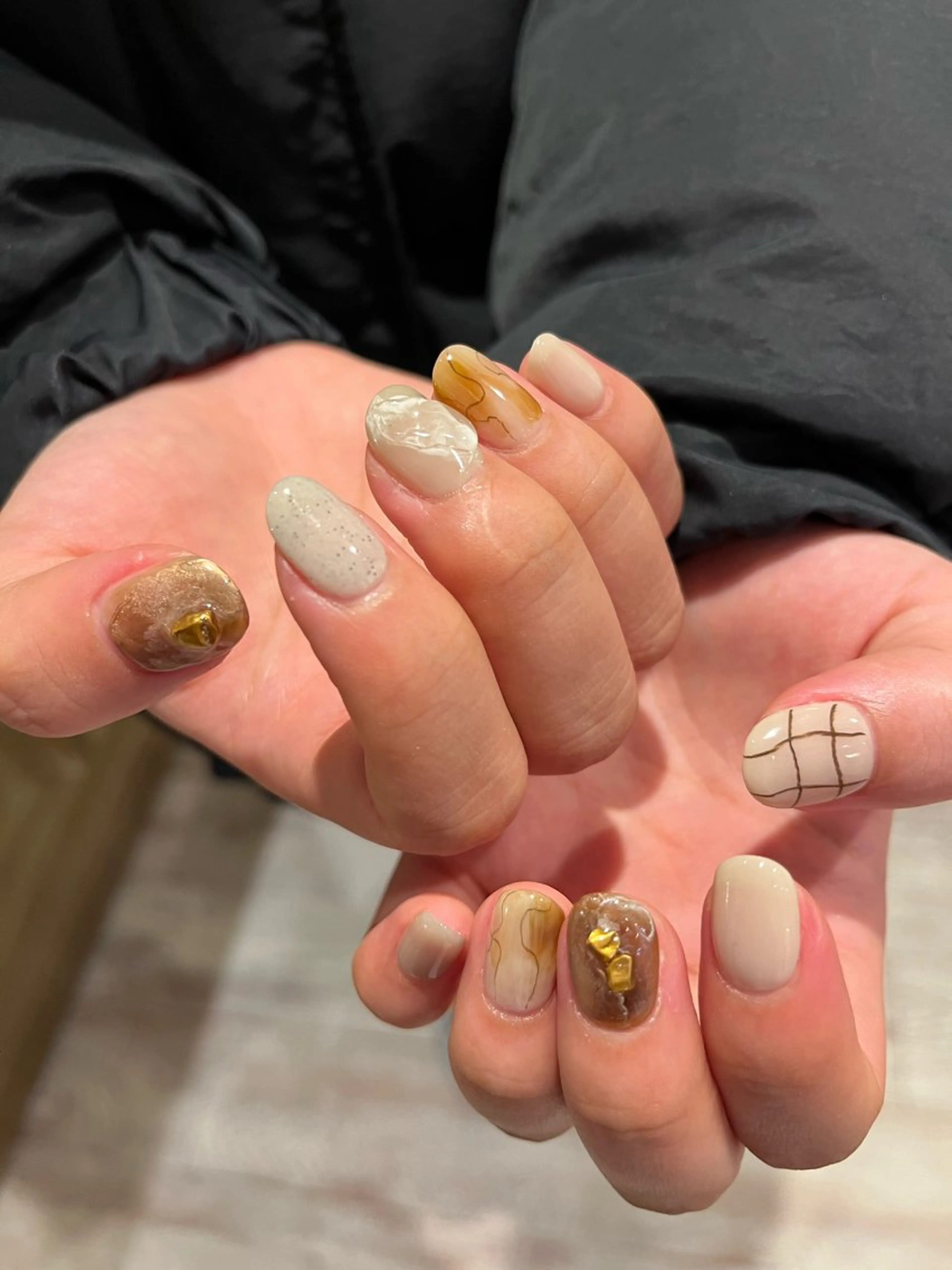 ネイル ハンドネイル une／YUKINA 🫧大人nuanceのネイルデザイン