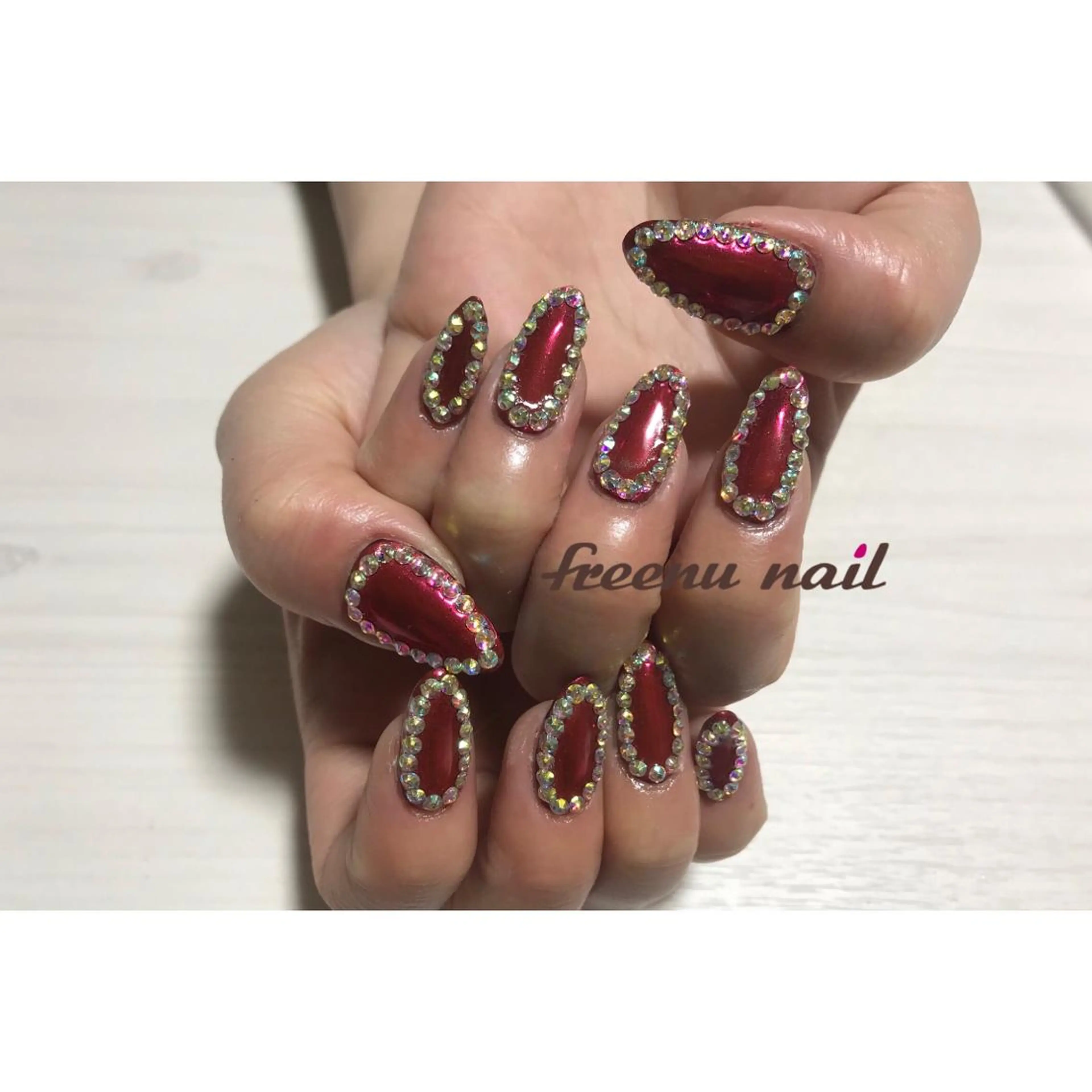 ネイル オーロラネイル ミラーネイル 赤色 freenu nail【24H】のネイルデザイン