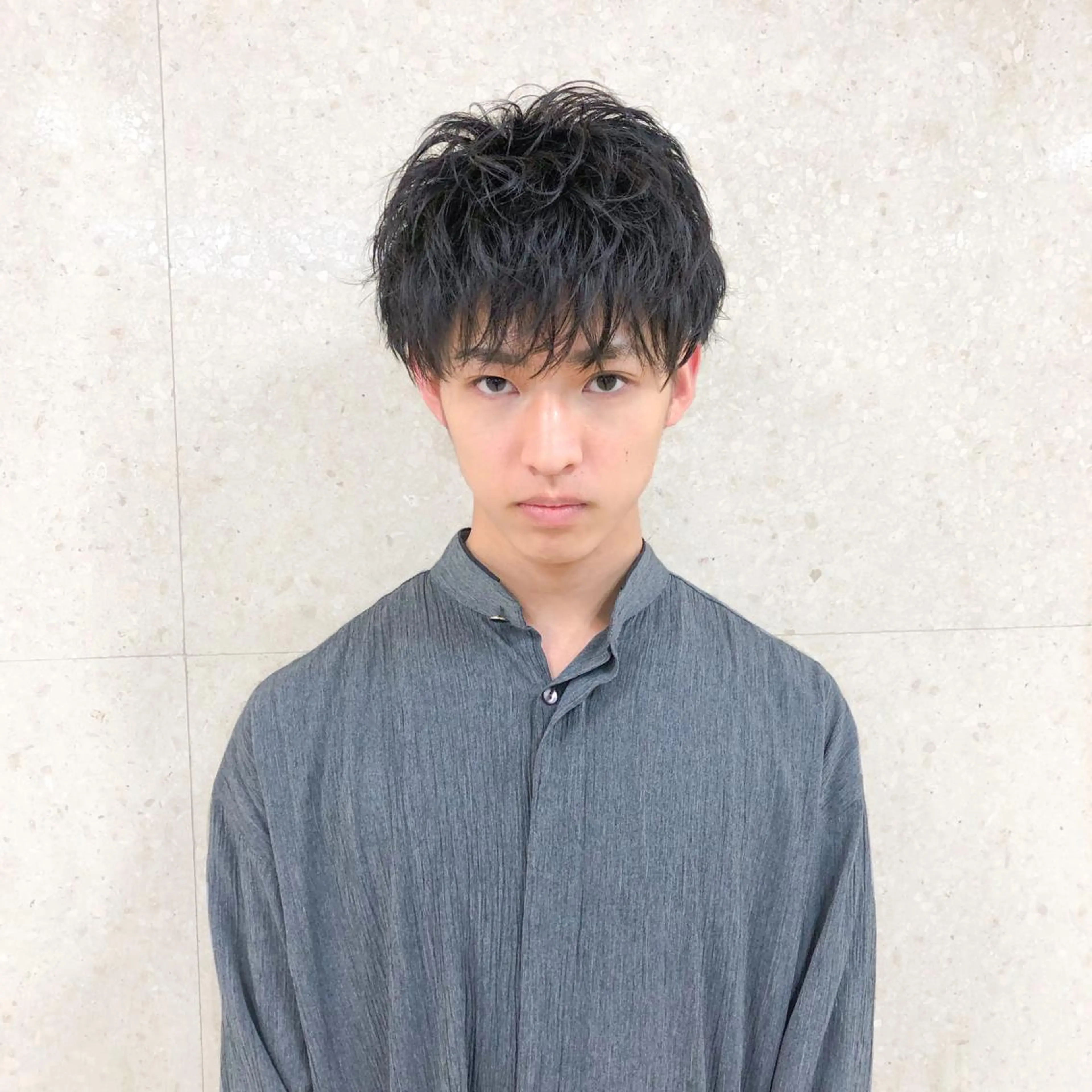 ショート パーマ メンズ メンズバレイヤージュ メンズブリーチ ビジネス センターパート フェードカット カット トリートメント 髪質改善🇰🇷 レイヤーカット/梅田のヘアスタイル