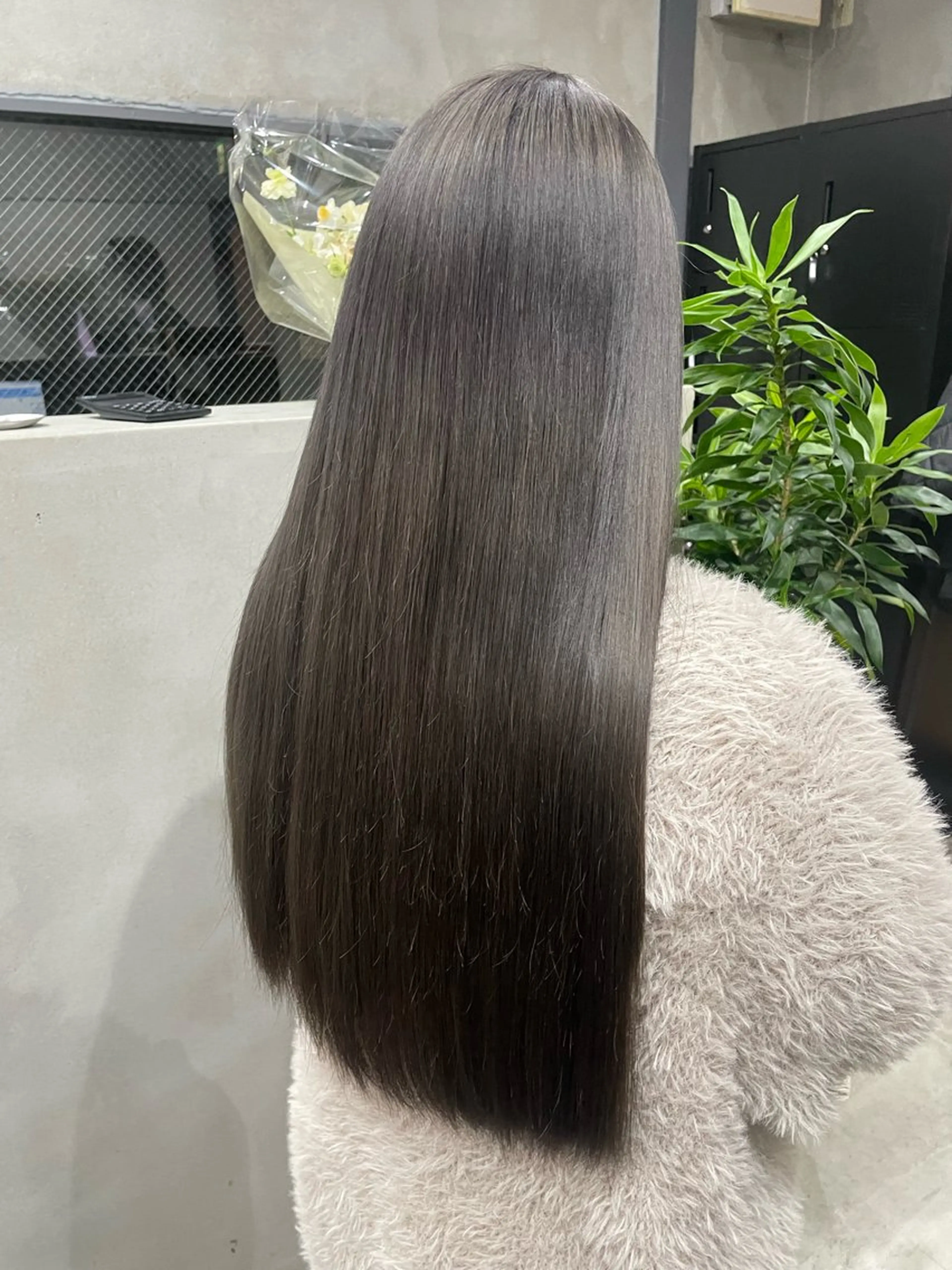 ロング カラー グレージュ AIRI layer cut hairのヘアスタイル