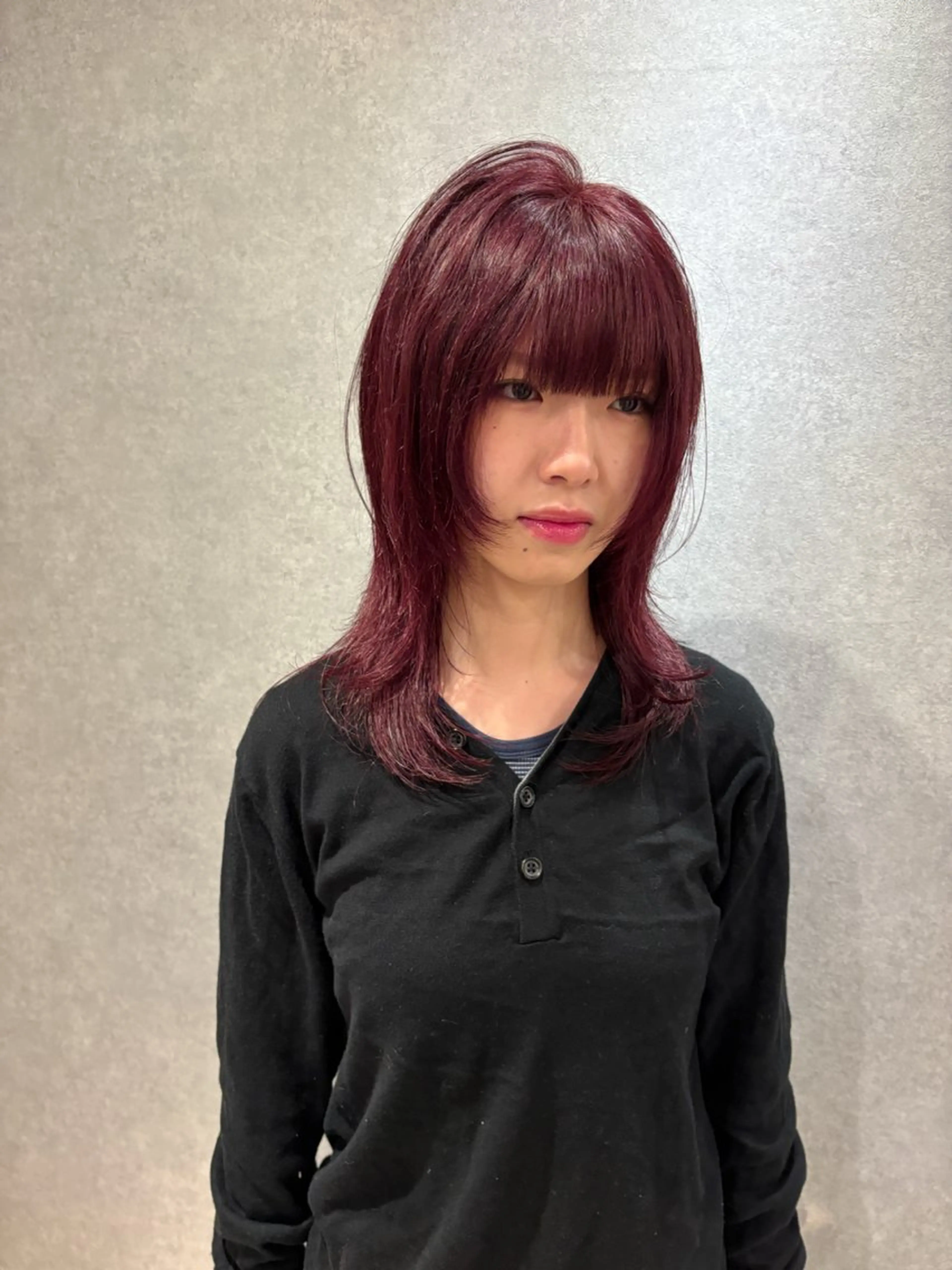 ミディアム カラー ブリーチ ボルドーカラー ブリーチなしカラー ハッシュカット ウルフカット カット ヘアカラー ウルフ/レイヤー/ ブリーチ/牧原歩夢のヘアスタイル