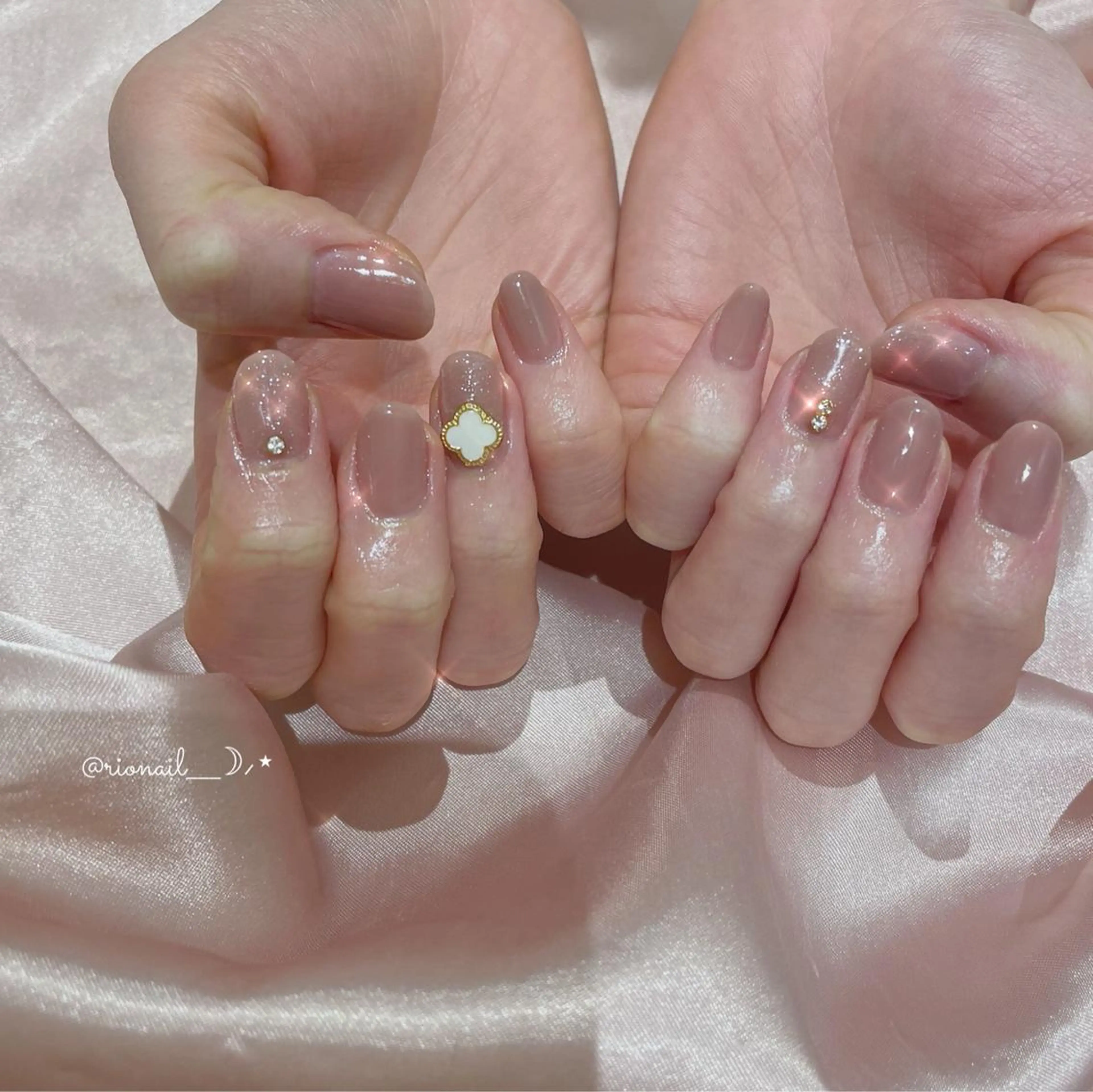 ネイル アートネイル ハンドネイル 𝘙𝘪𝘰𝘯𝘢 ...🕯🤍のネイルデザイン