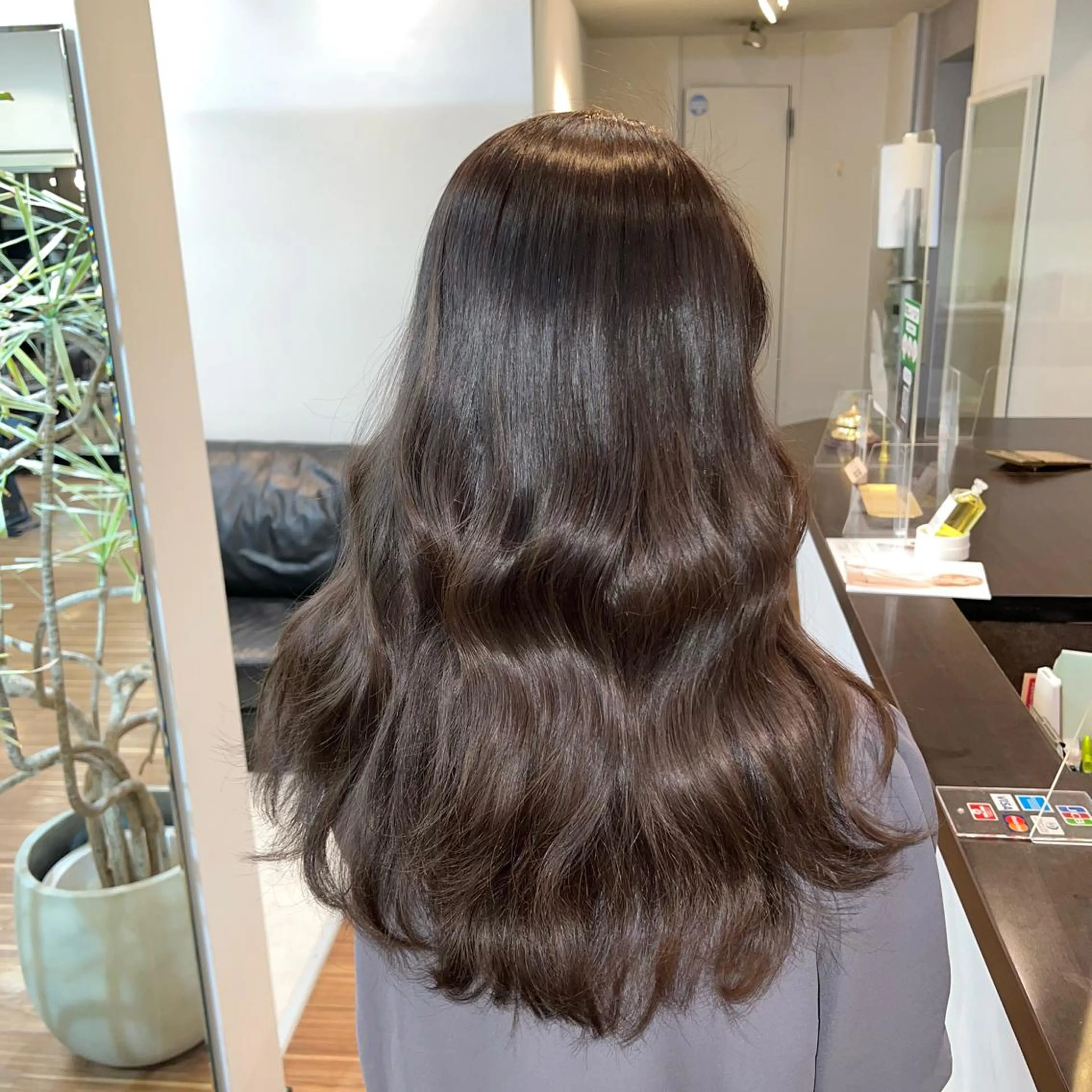 セミロング カラー ブラウンカラー ANKH CROSS 新宿店所属・色ムラ修正の神様 新宿ハイトーンかすみのヘアスタイル